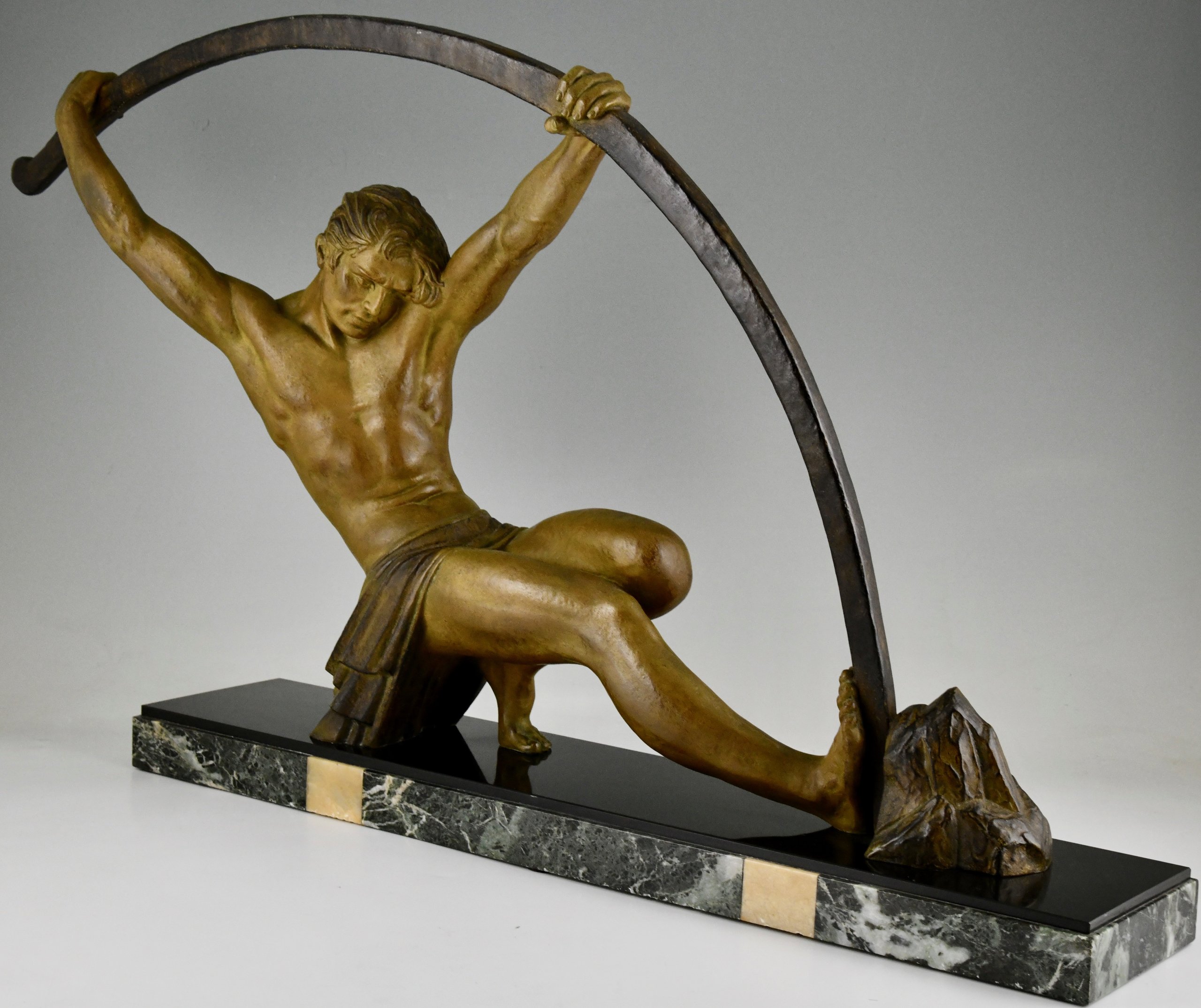 Art Deco Skulptur atletische Mann Age du bronze