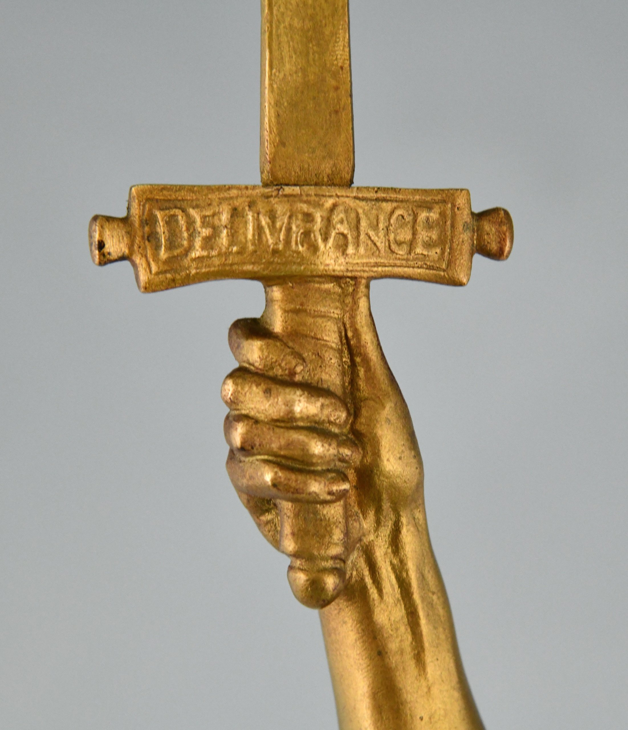 Deliverance Bronze Skulptur Frauenakt mit Schwert