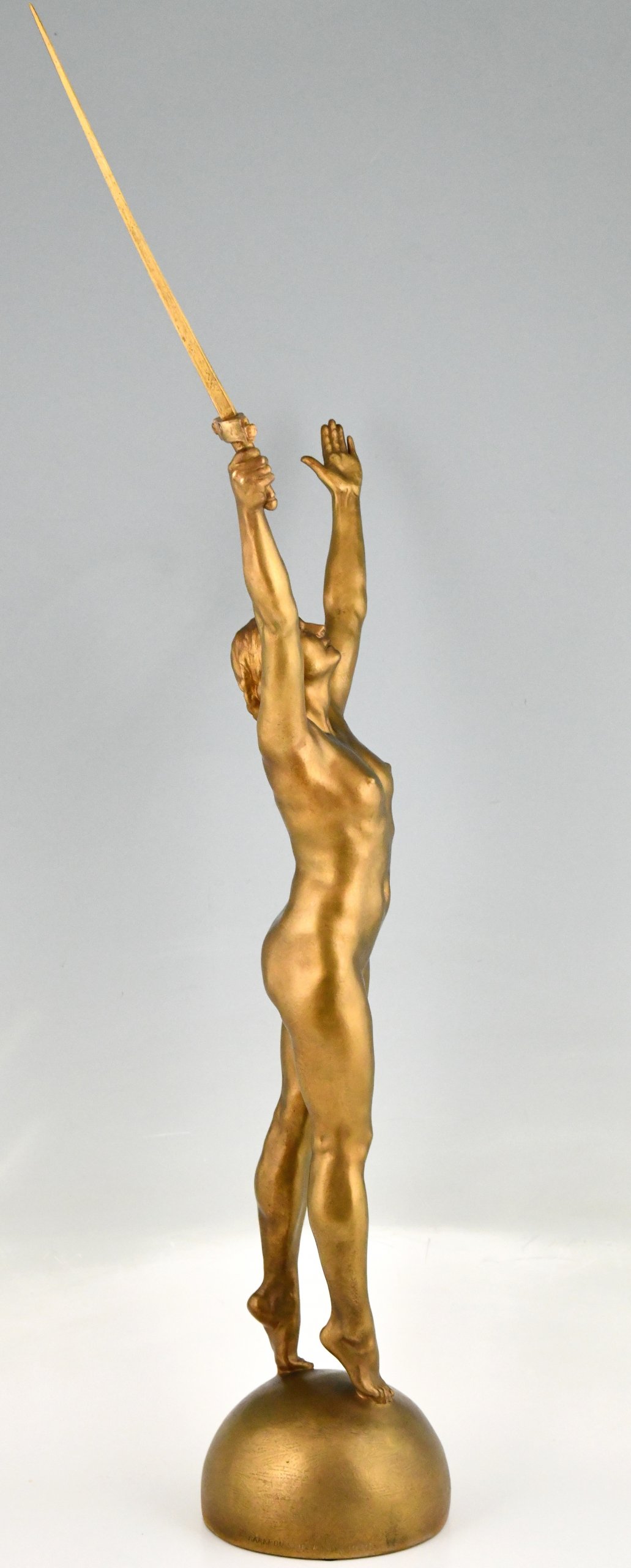 Délivrance sculpture en bronze femme nu à l’épée
