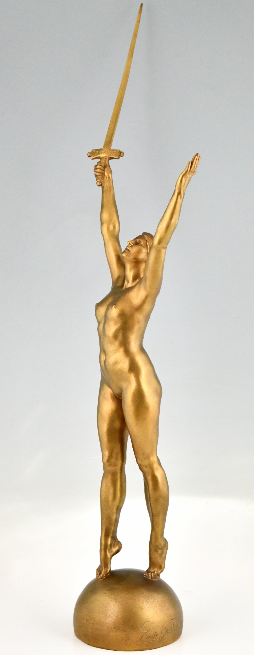 Déliverance, bronzen beeld van een naakt met zwaard