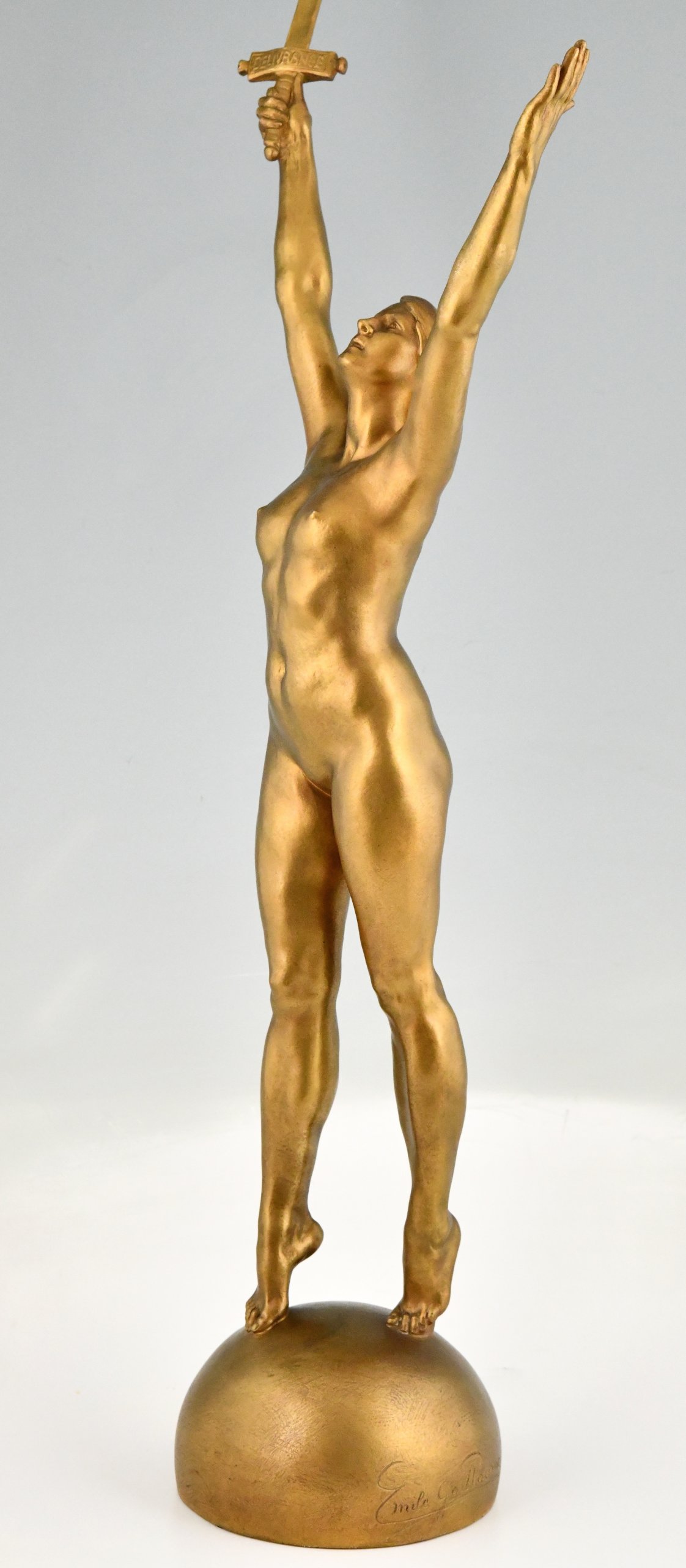 Déliverance, bronzen beeld van een naakt met zwaard