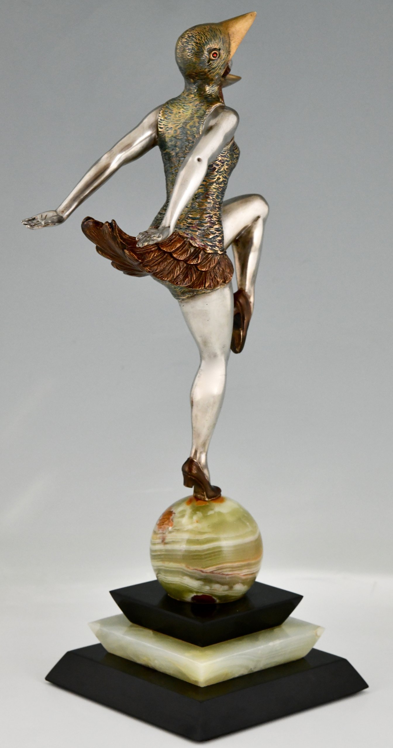 Art Deco bronzen sculptuur van een danseres in vogelkostuum