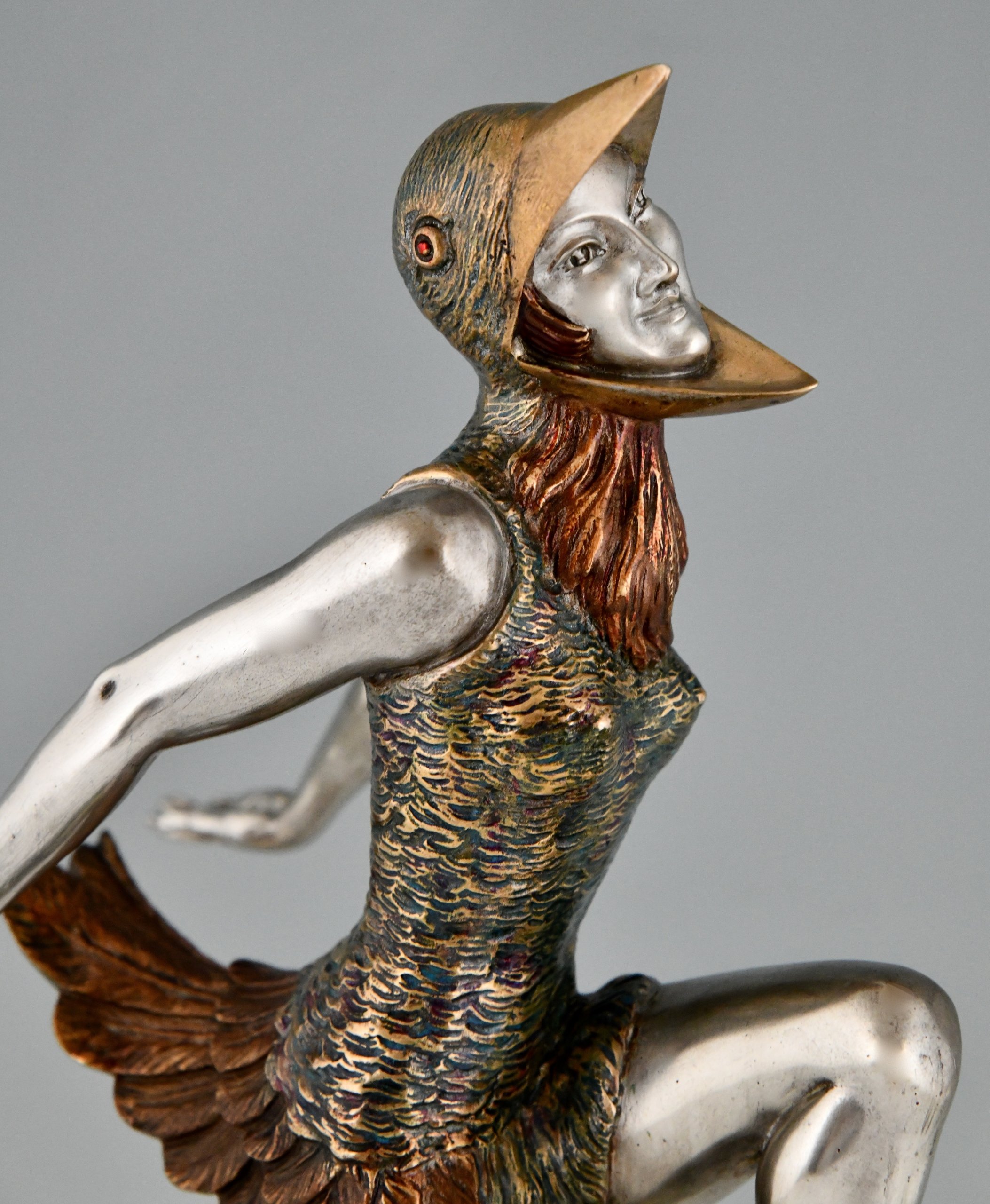Sculpture en bronze Art Déco danseuse en costume d’oiseau