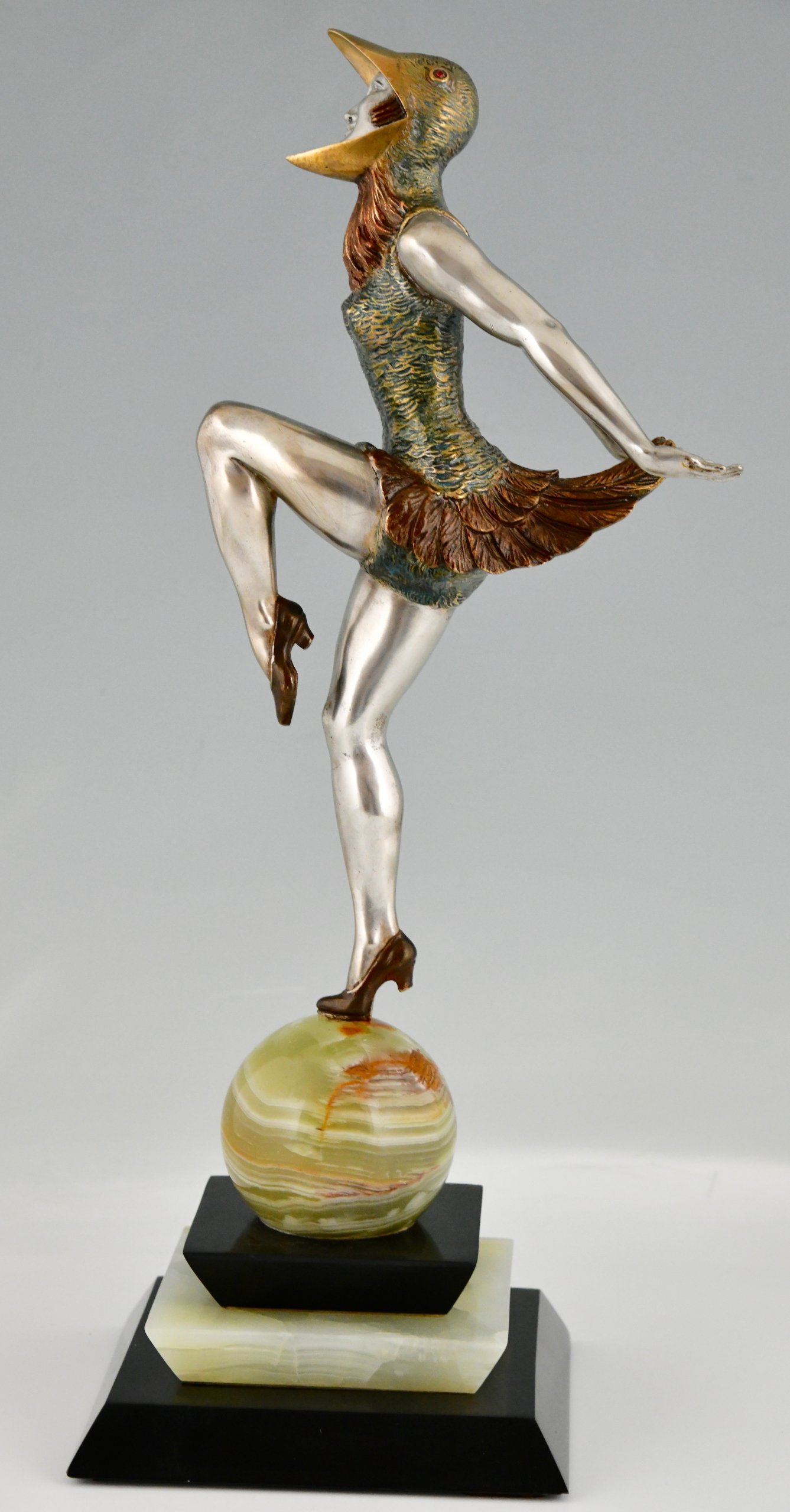 Art Deco bronzen sculptuur van een danseres in vogelkostuum
