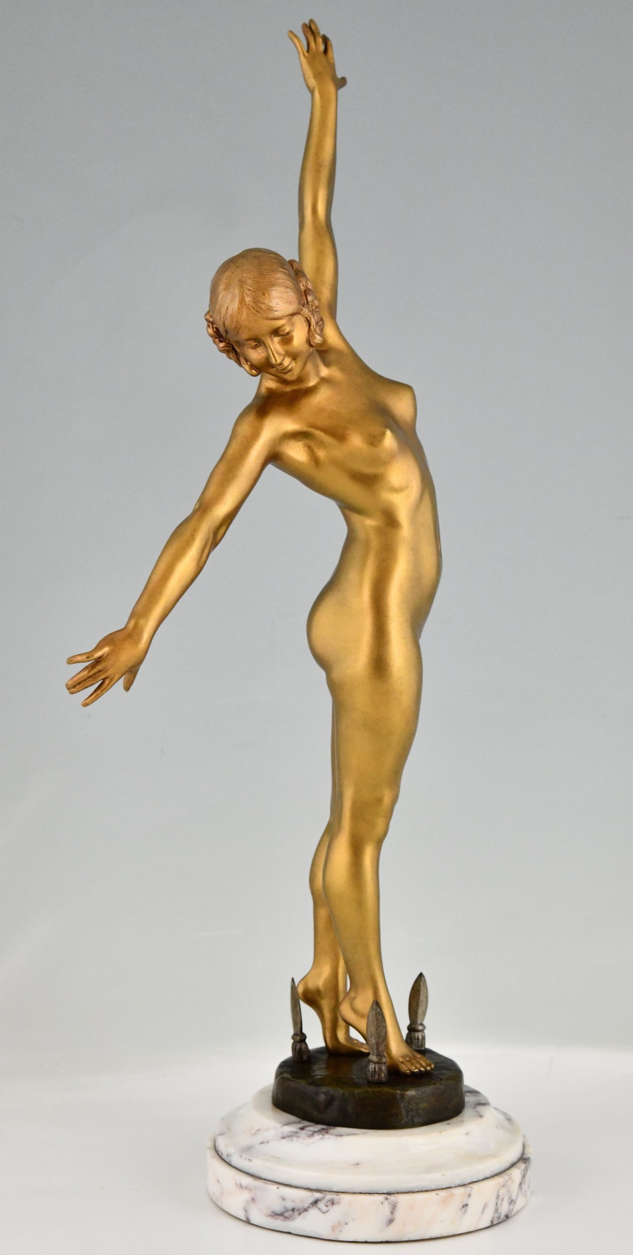 Art Deco Bronzeskulptur Frauenakt mit Dolche