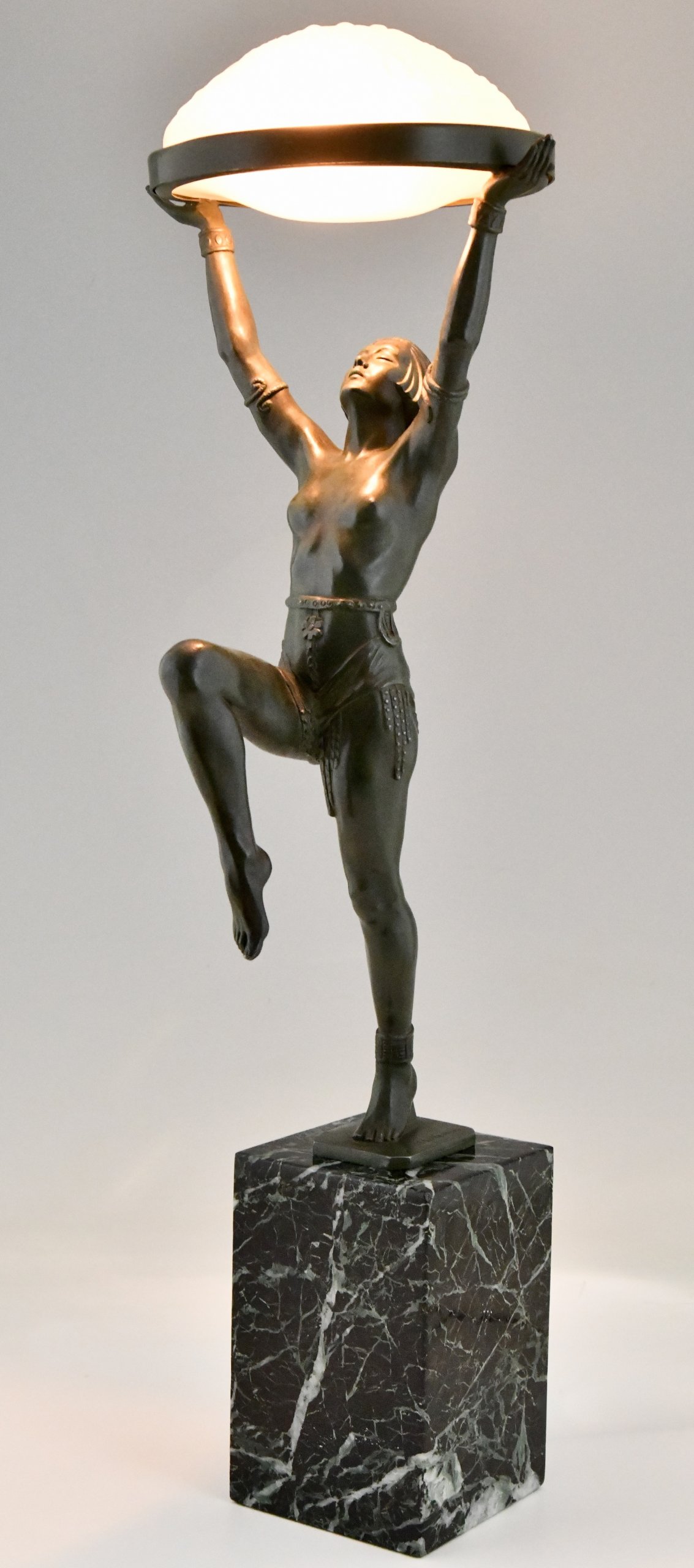 Art Deco lamp with dancer danseuse à la coupe