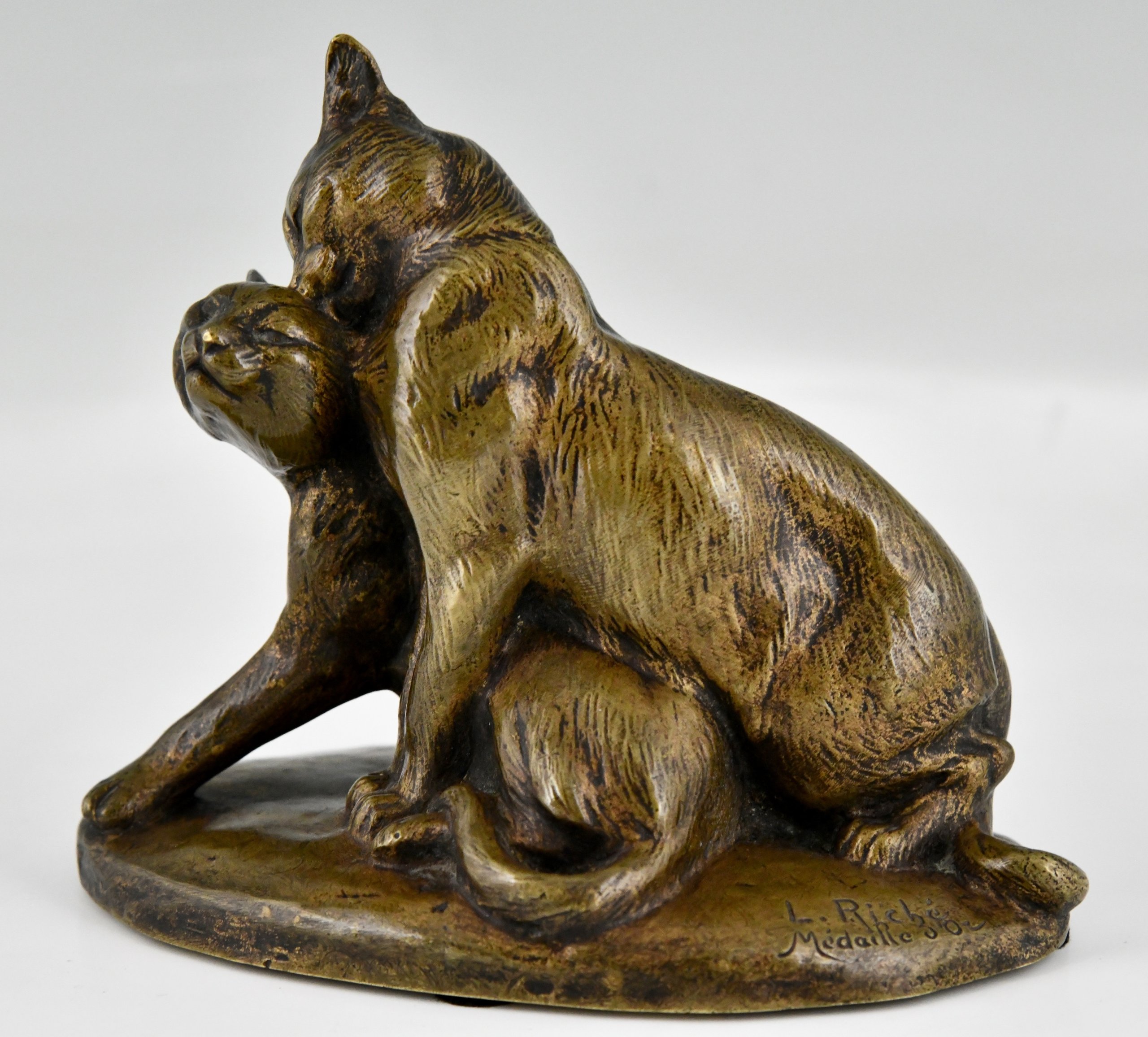 Sculpture en bronze deux chats.