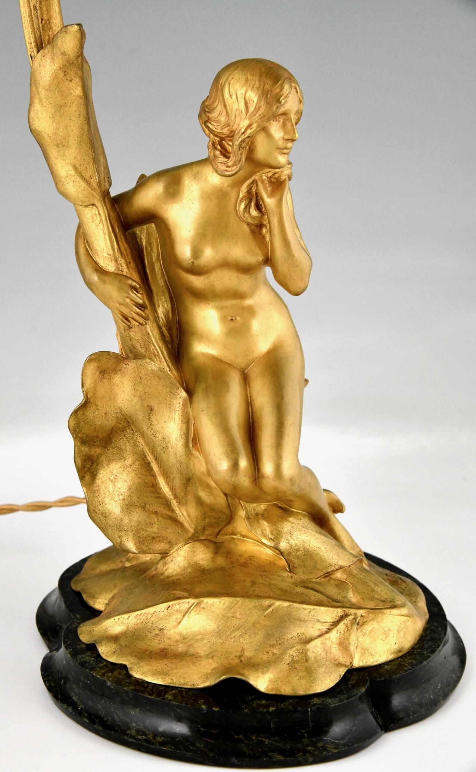 Jugendstil Lampe aus vergoldeter Bronze mit Frauenakt