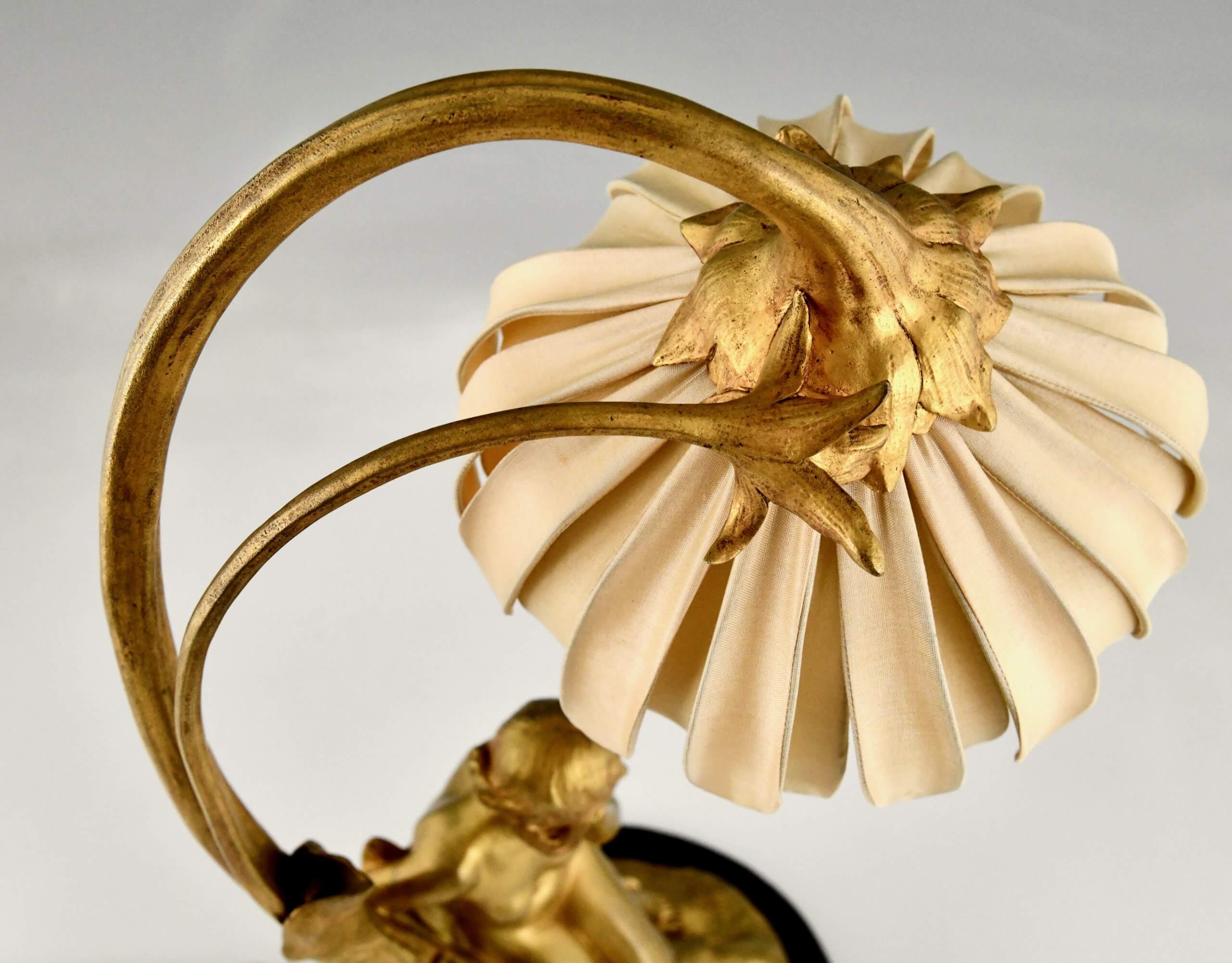 Art Nouveau verguld bronzen lamp met zittend naakt