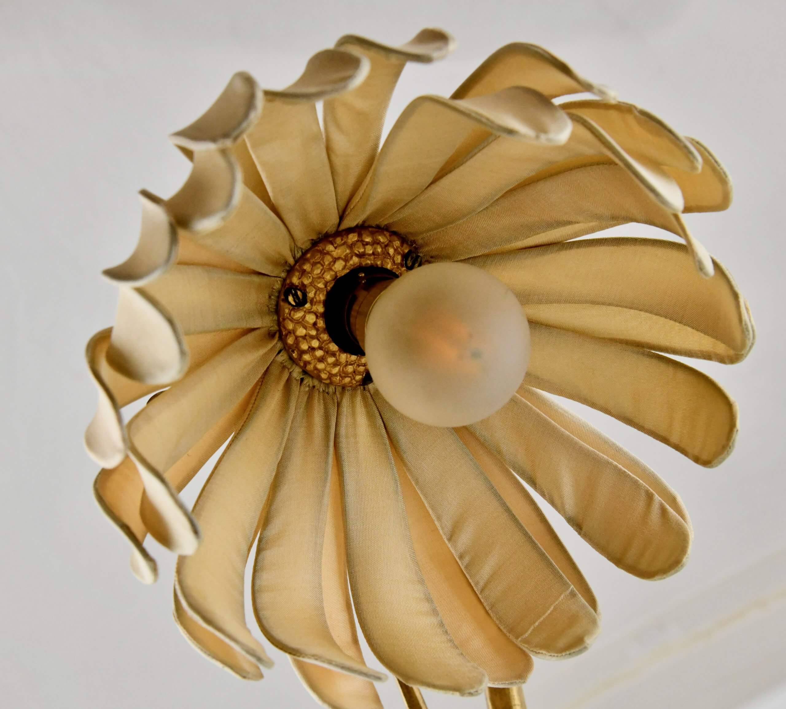 Lampe Art Nouveau en bronze doré au femme nue