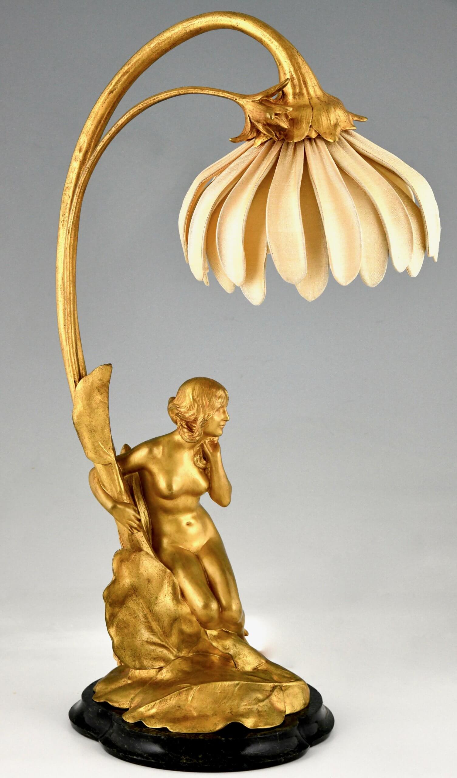 Lampe Art Nouveau en bronze doré au femme nue