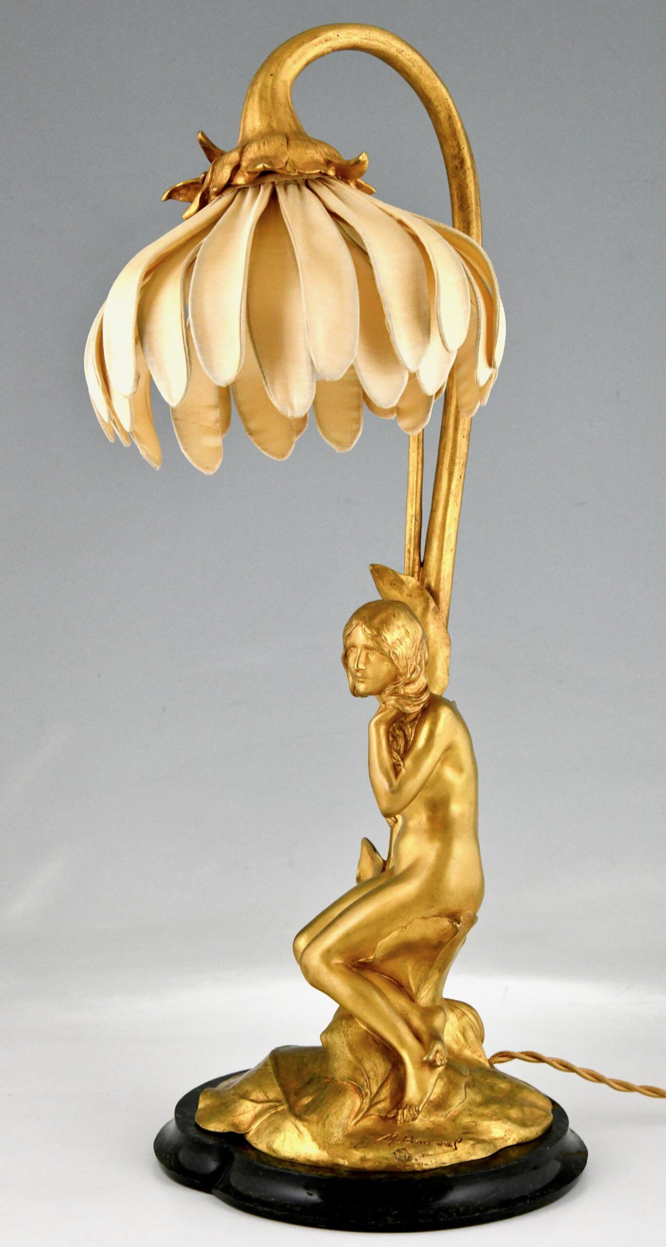 Jugendstil Lampe aus vergoldeter Bronze mit Frauenakt