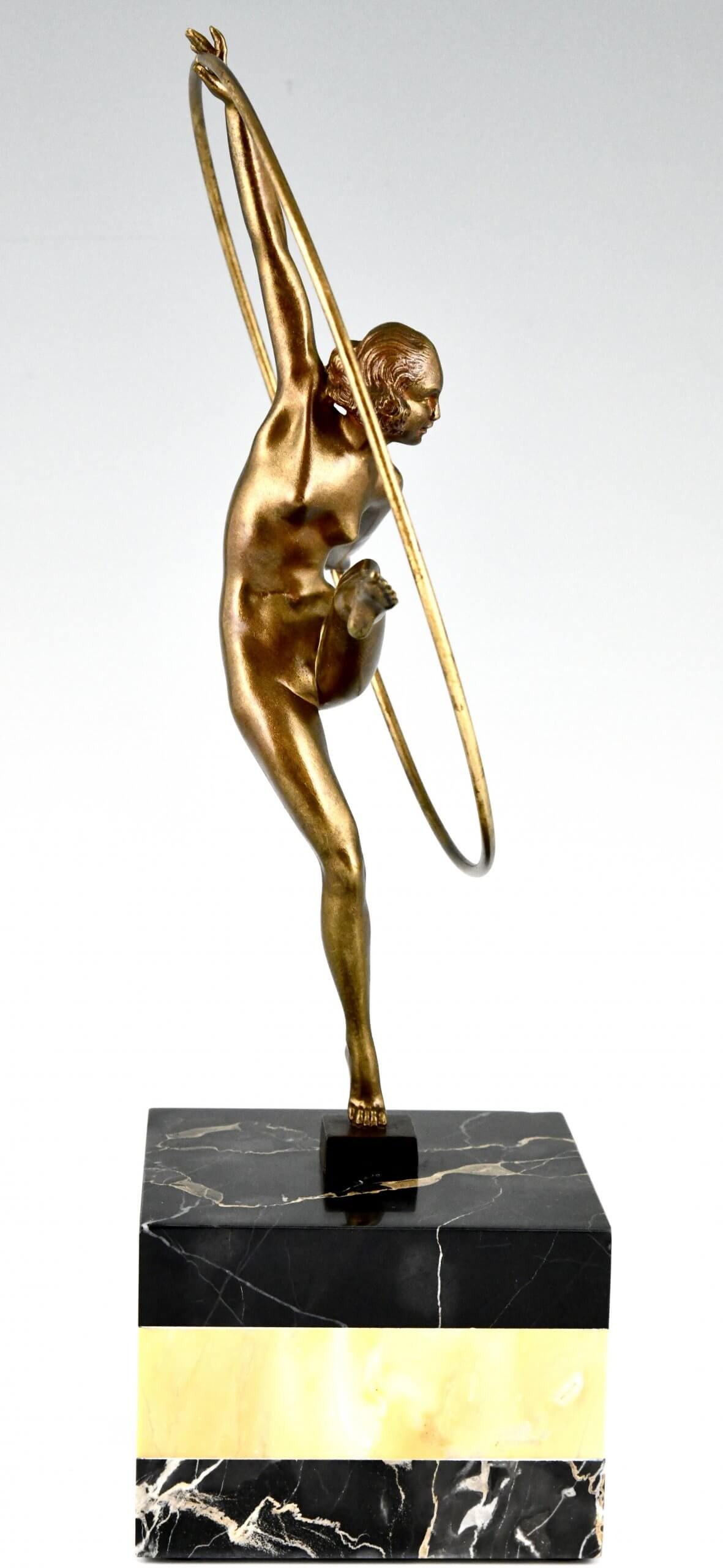 Sculpture en bronze Art Déco danseuse au cerceau