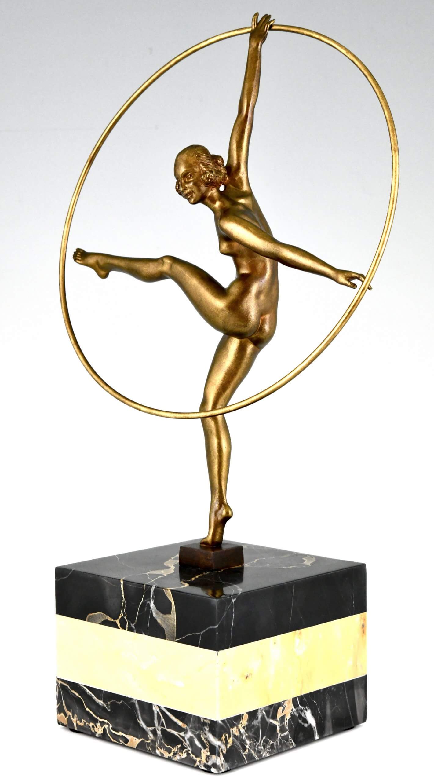 Sculpture en bronze Art Déco danseuse au cerceau
