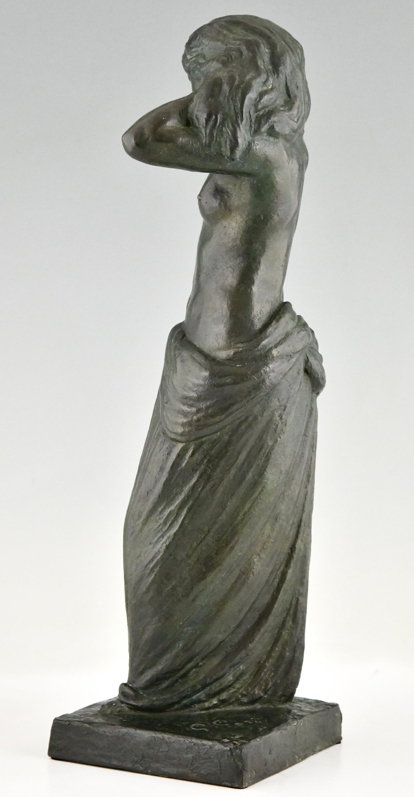 Sculpture en bronze Art Déco femme nue au drapé