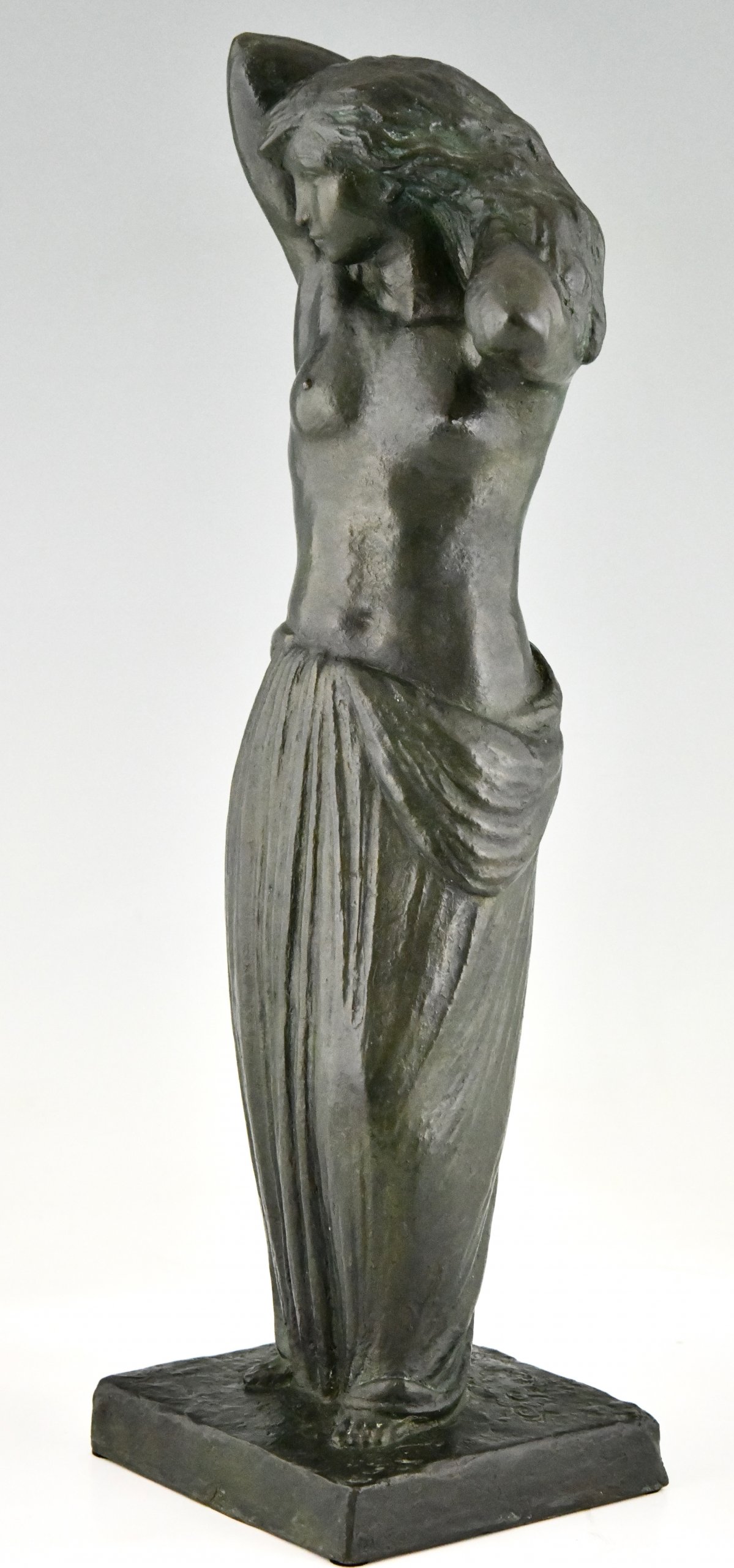 Sculpture en bronze Art Déco femme nue au drapé
