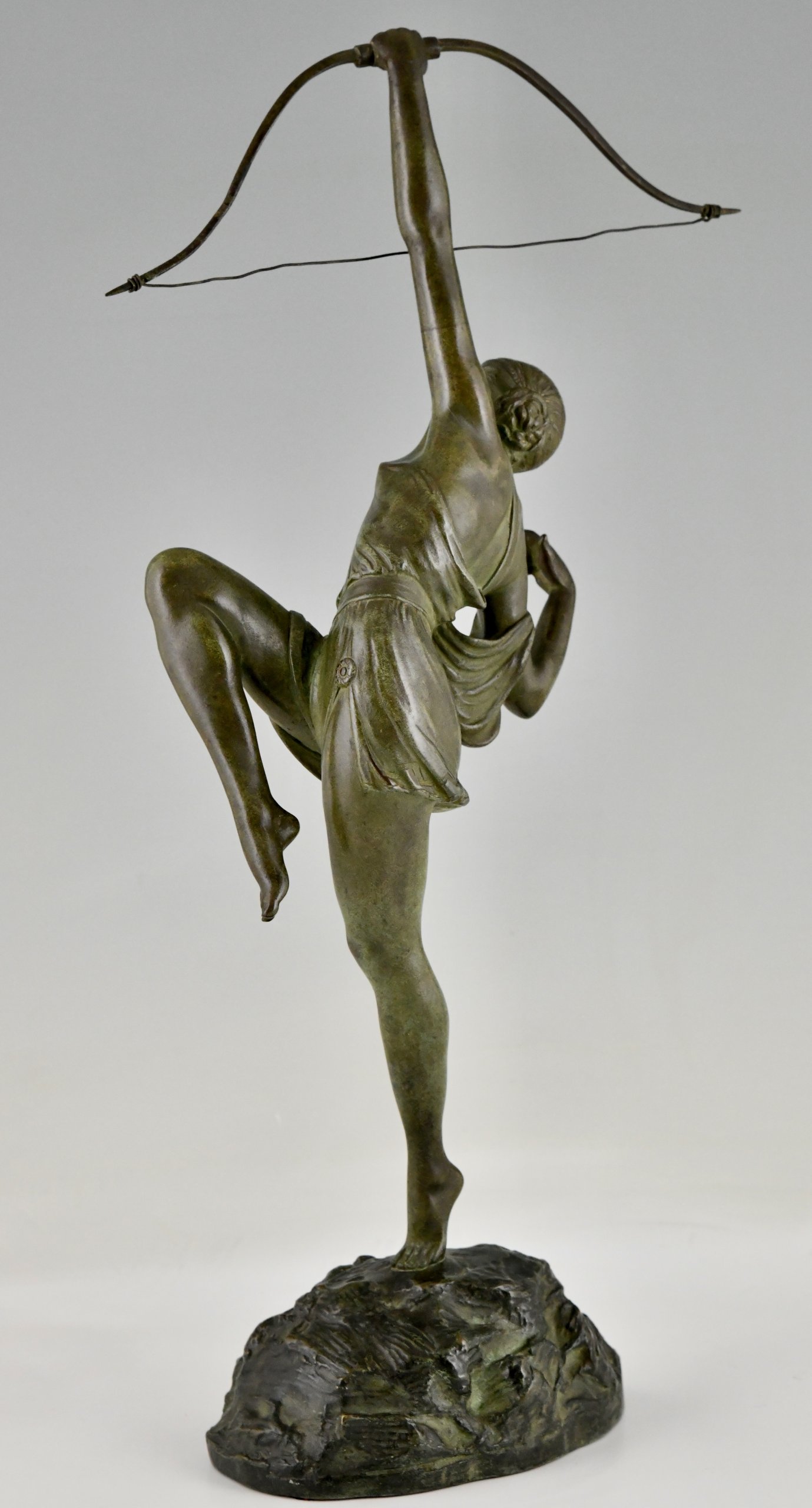 Art Deco bronzen sculptuur Diana met boog