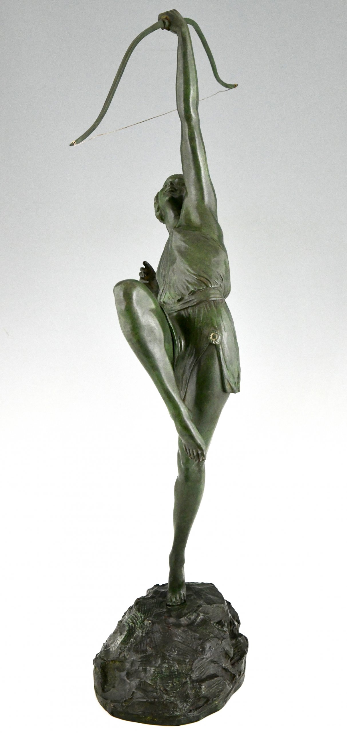 Sculpture en bronze Art Déco Diane à l’arc