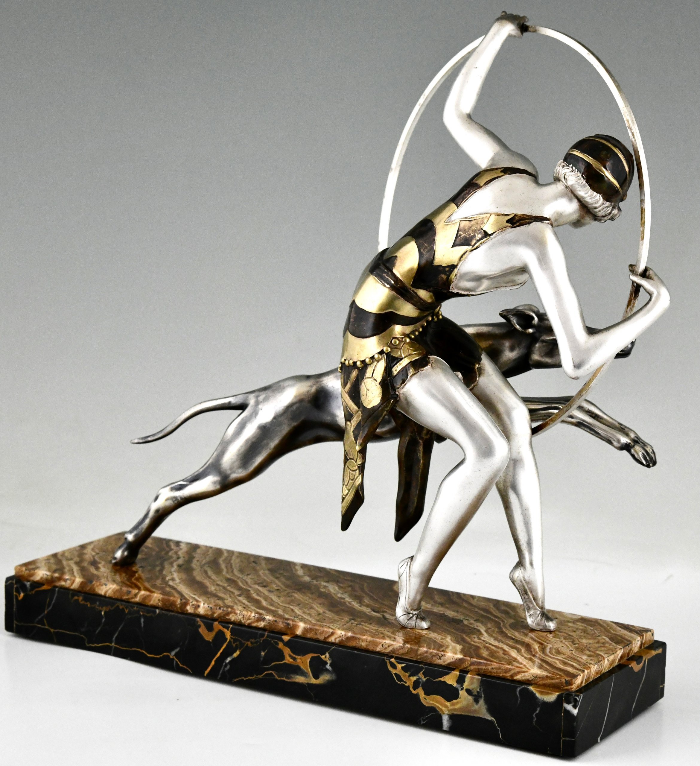 Sculpture Art Déco danseuse au cerceau avec chien
