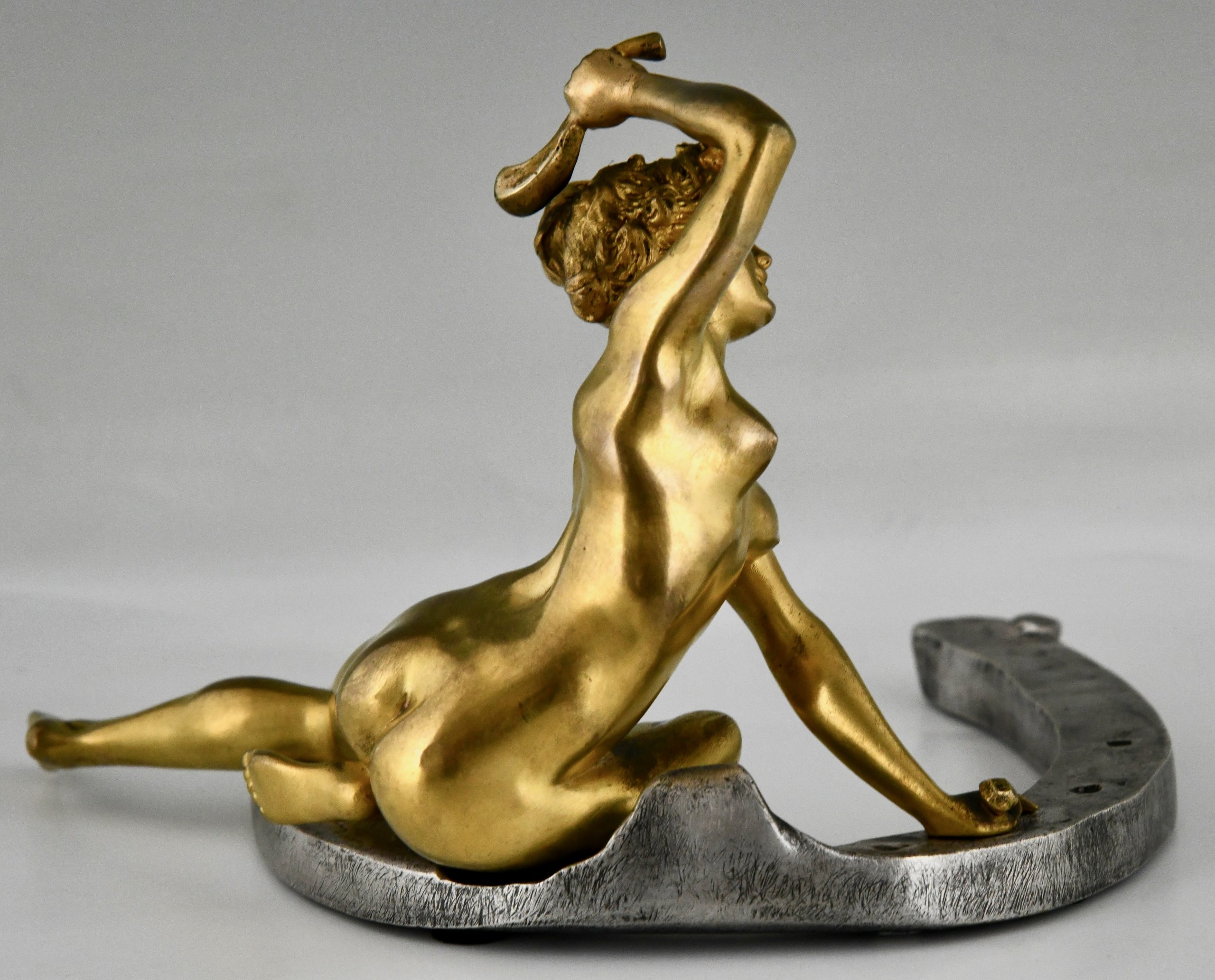 Art Nouveau bronzen sculptuur naakt op een hoefijzer
