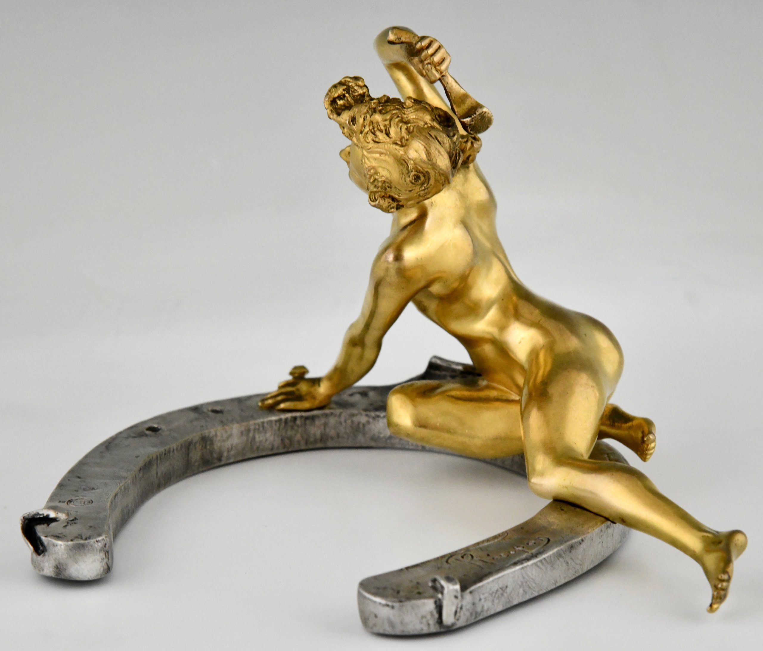 Sculpture en bronze Art Nouveau femme nue sur un fer à cheval