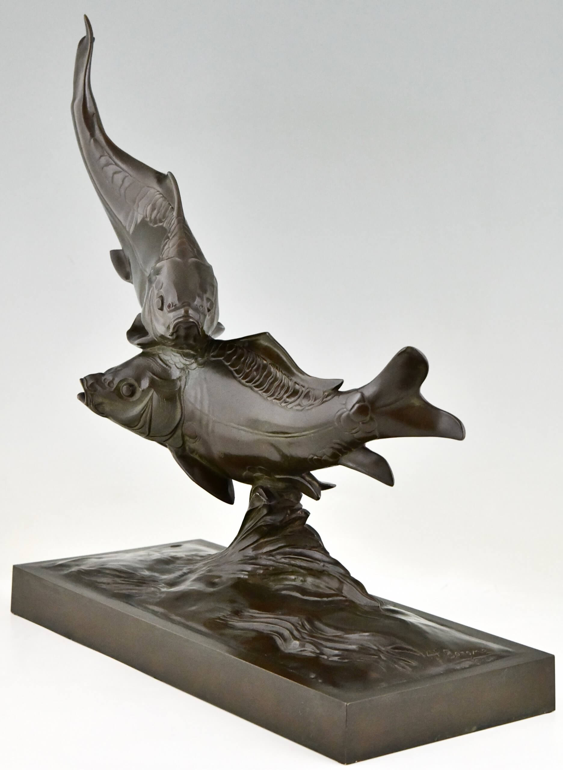Art Deco Bronzeskulptur von zwei Karpfen fischen