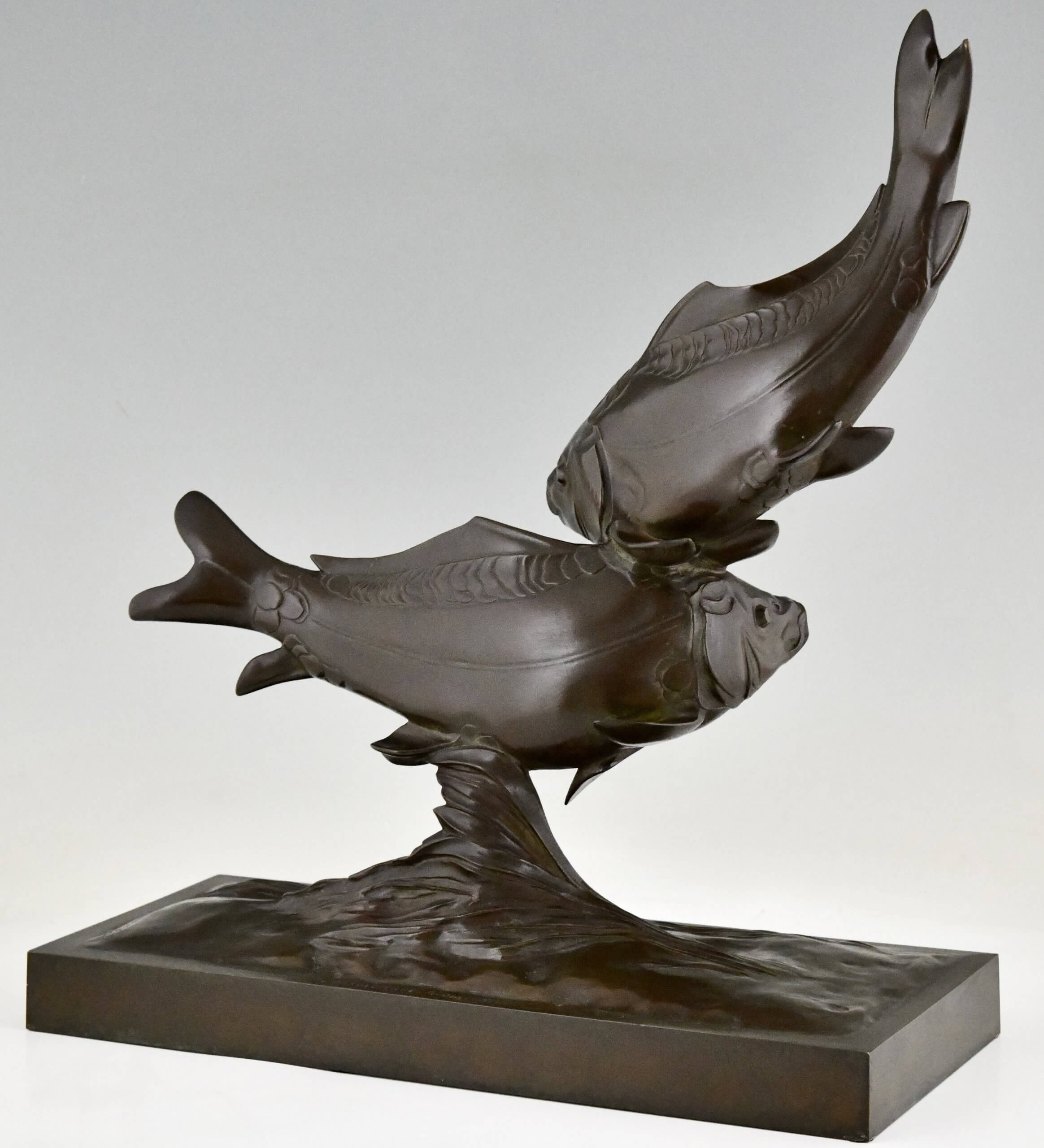 Art Deco Bronzeskulptur von zwei Karpfen fischen