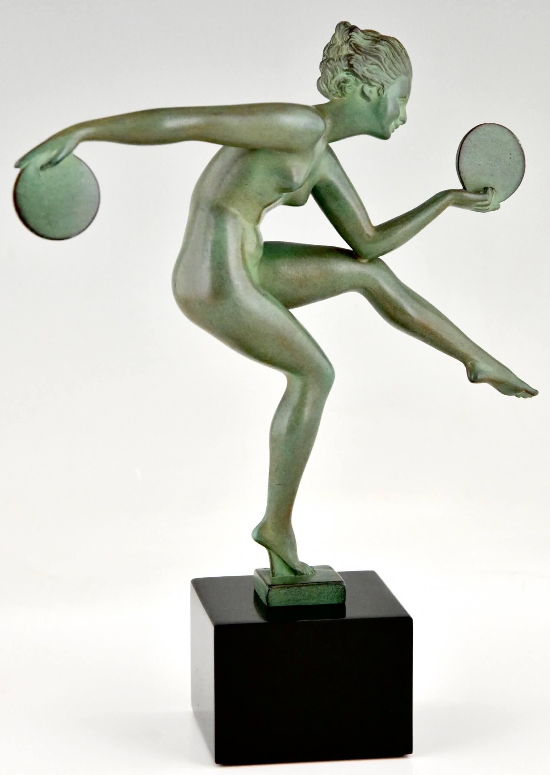 Art Deco sculptuur dansend naakt met schijven