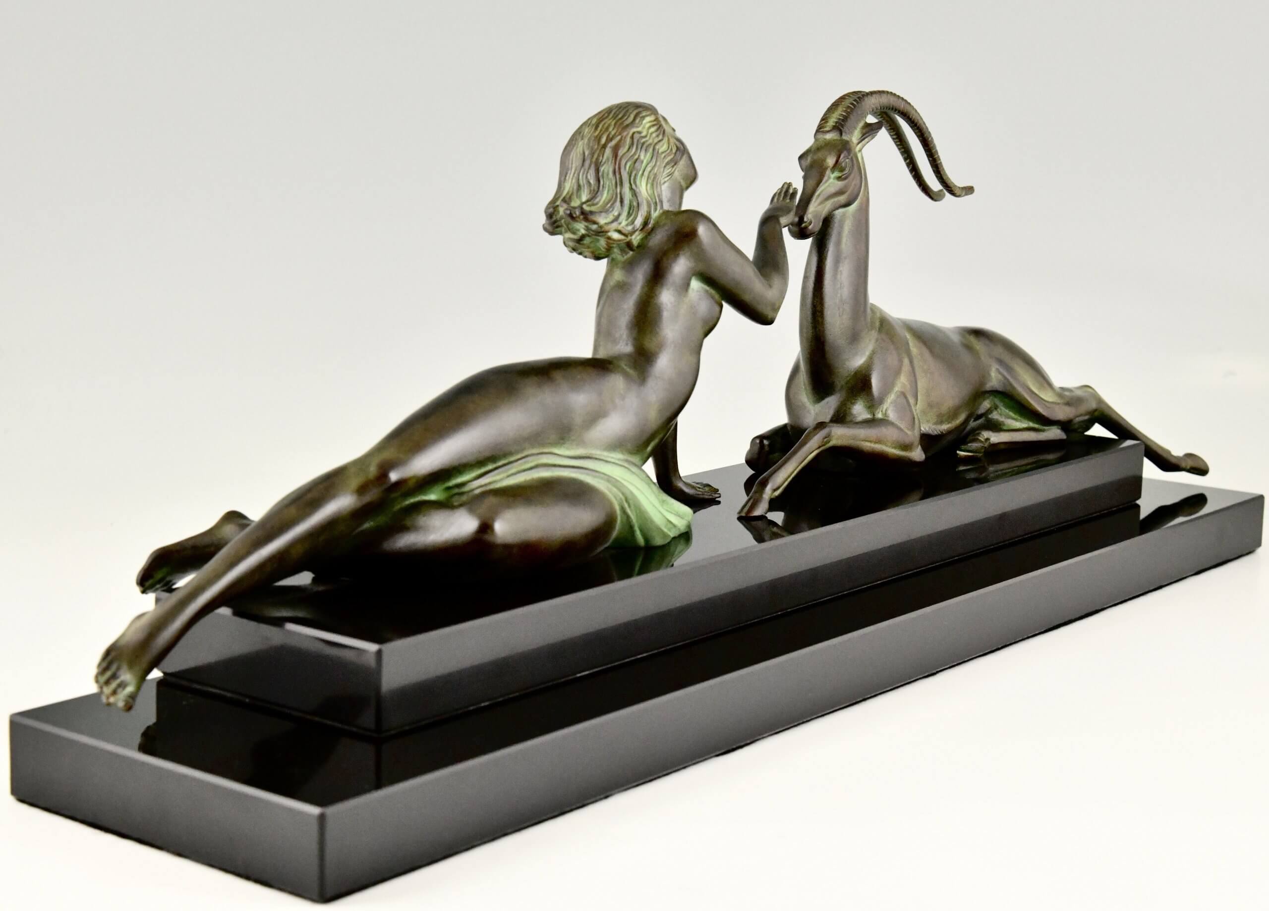 Sculpture de style Art Deco femme nue et gazelle SEDUCTION