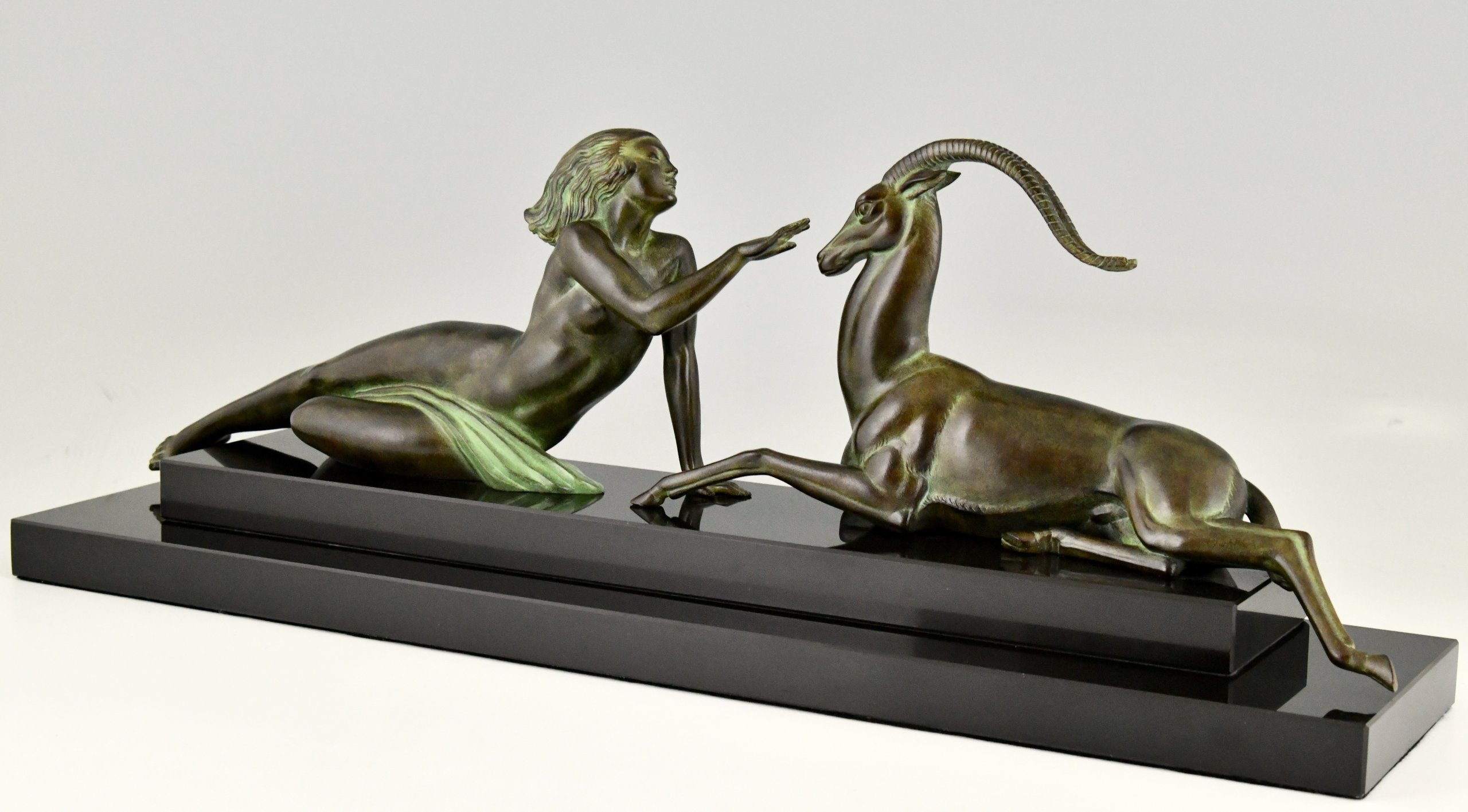 Sculpture de style Art Deco femme nue et gazelle SEDUCTION