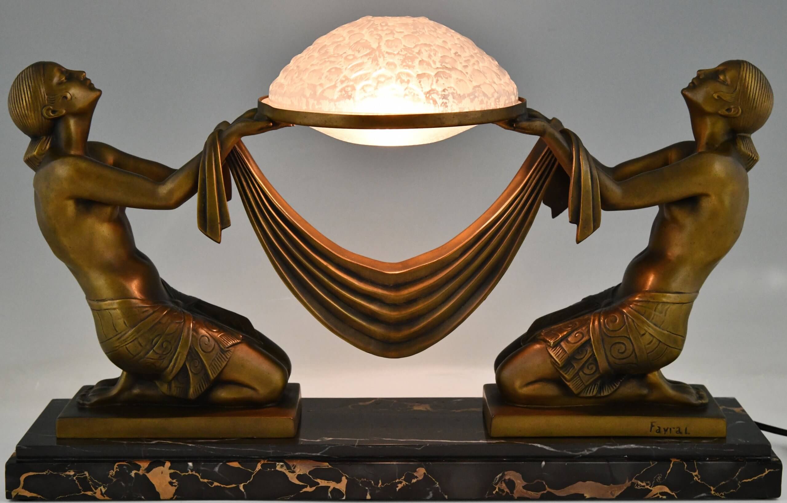 Offrande Lampe de table Art Déco aux nus agenouillés tenant un abat-jour en verre Daum