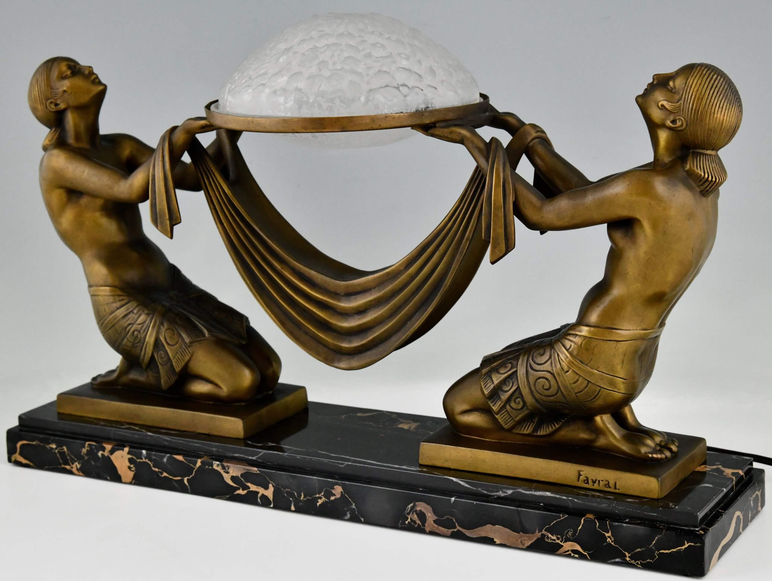 Offrande Art Deco tafellamp met knielende naakten en Daum glazen kap