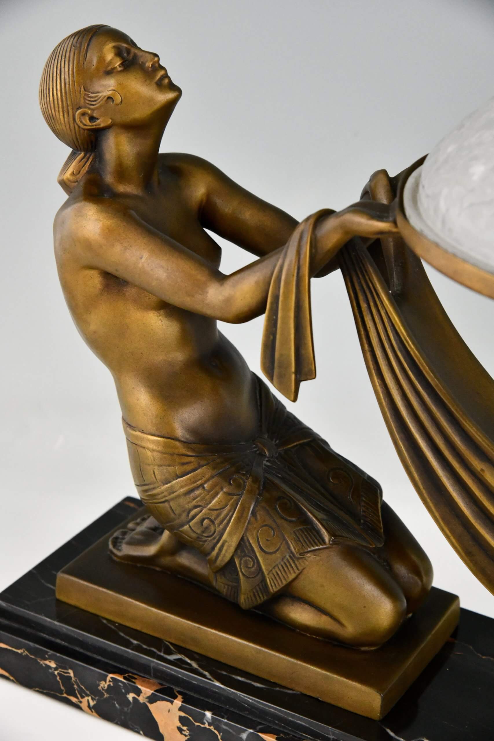 Offrande  Art Deco table lamp with kneeling nudes
