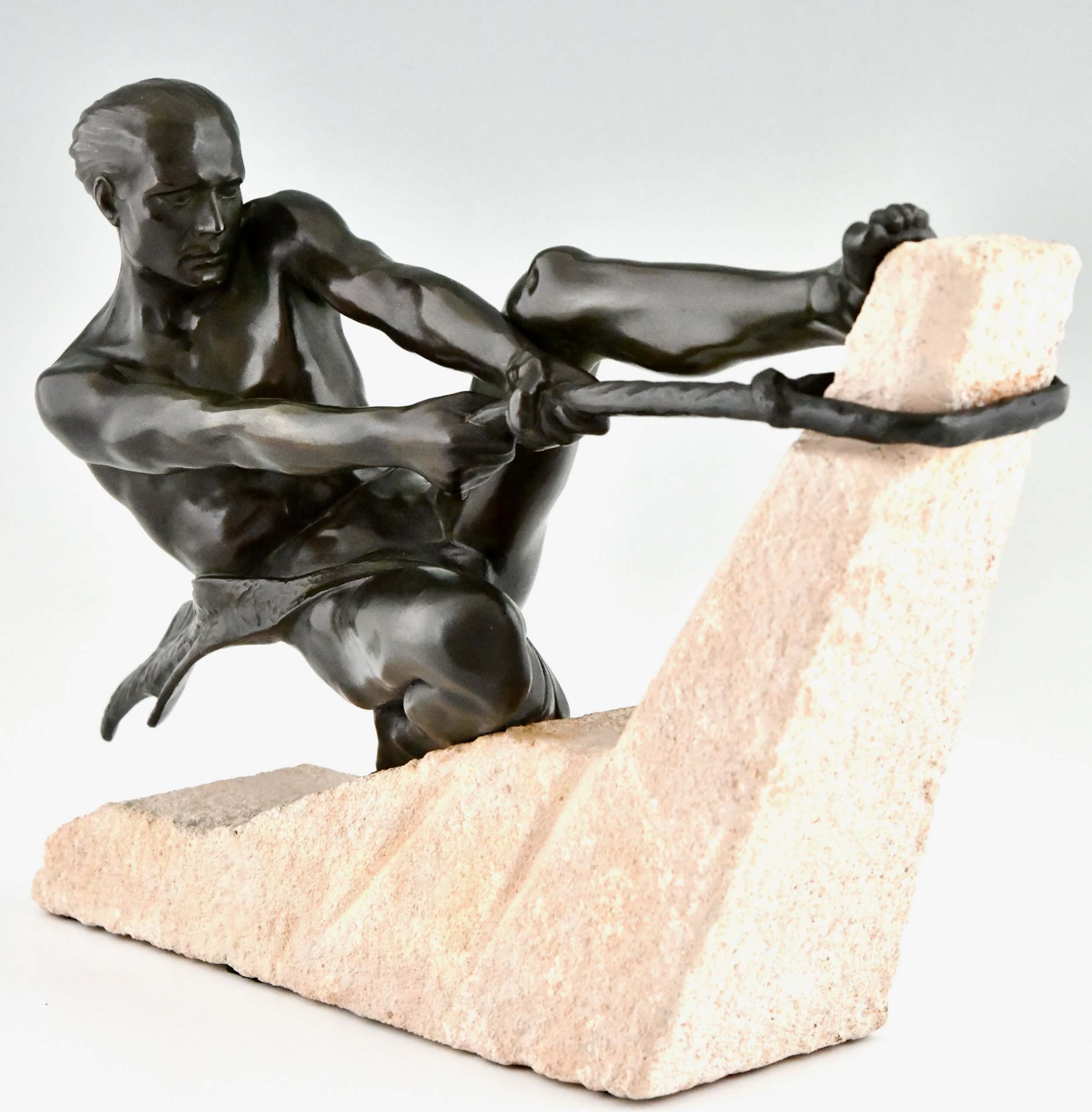 Art Deco sculptuur atleet met touw