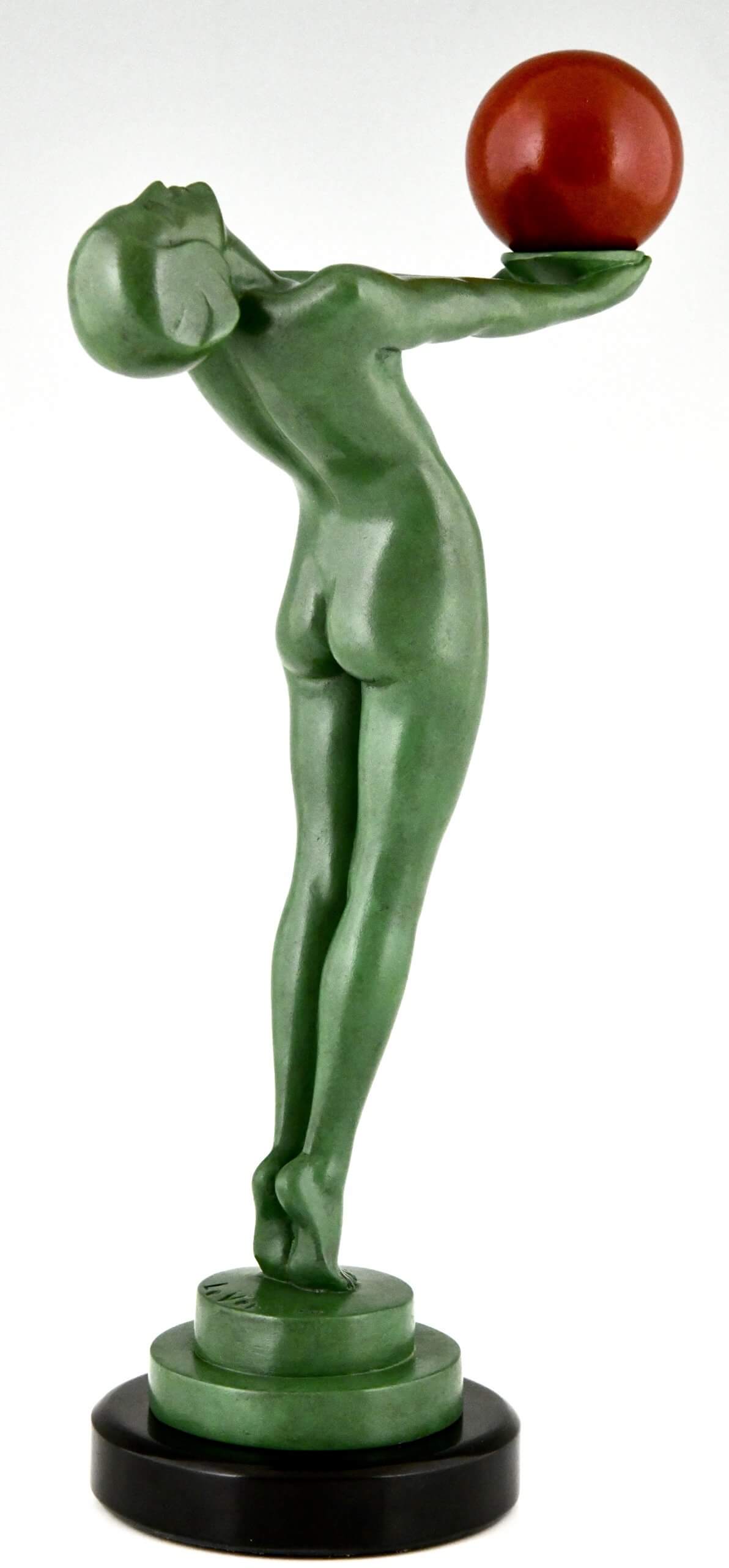 Sculpture Art Déco femme nue au ballon