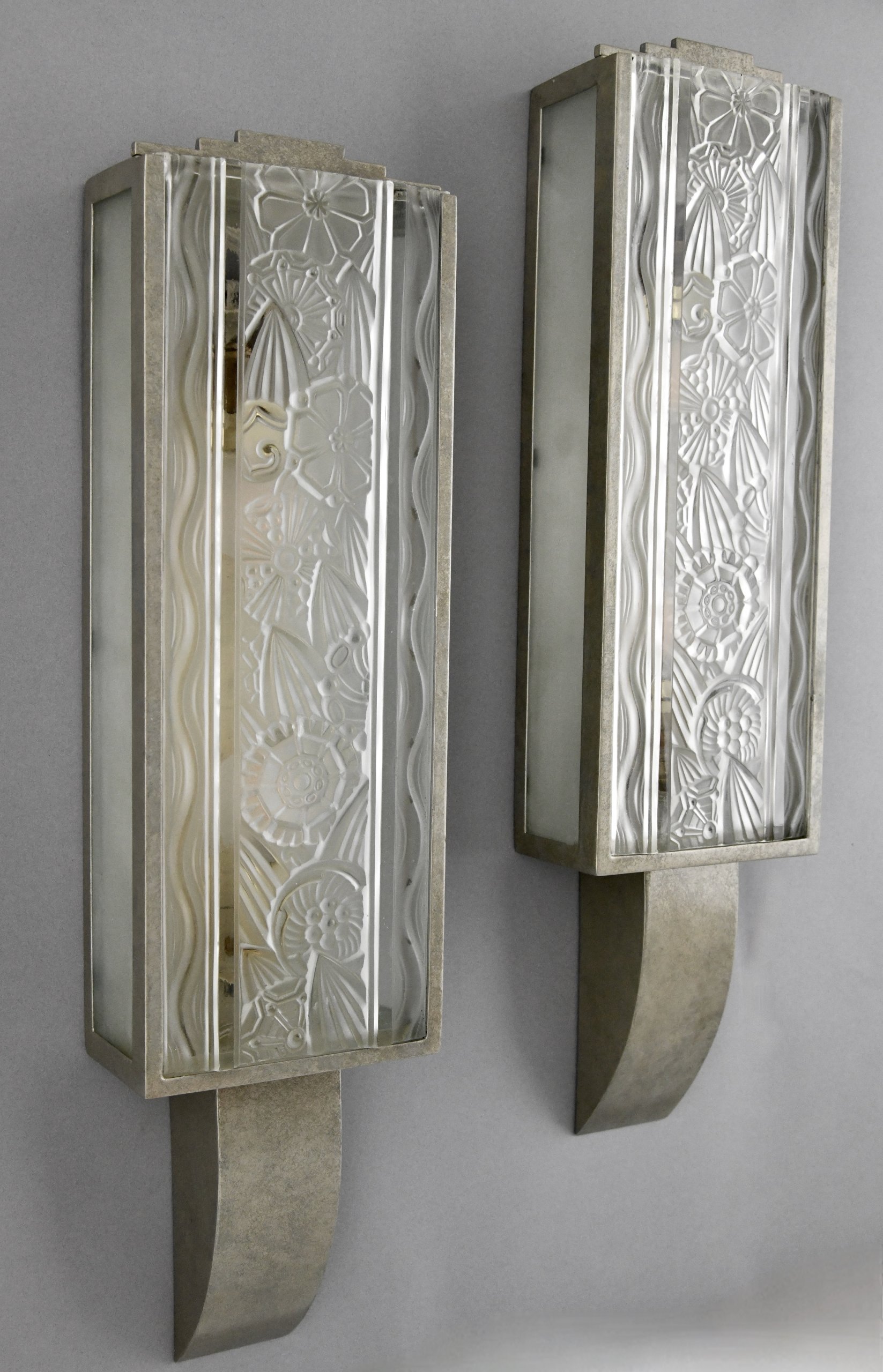 Paar Art Deco wandlampen in glas en brons