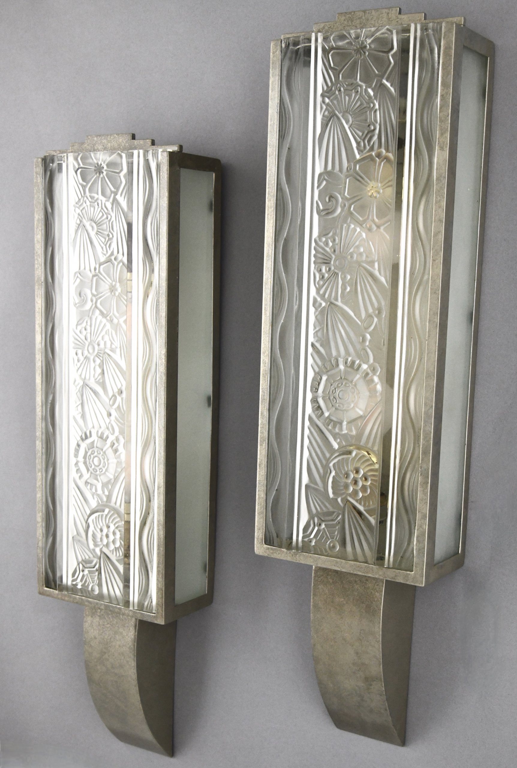 Paar Art Deco wandlampen in glas en brons