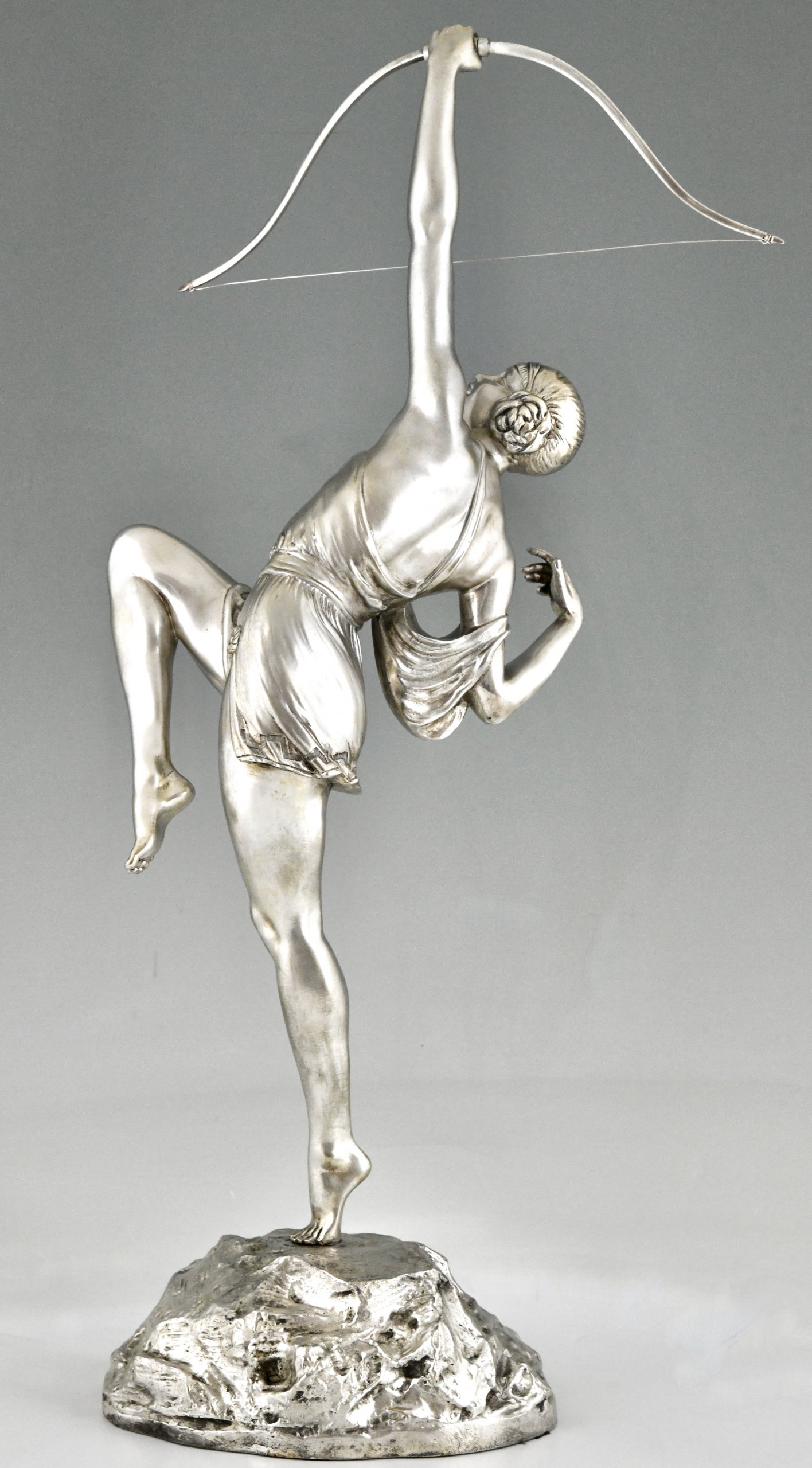 Sculpture Art Deco en bronze argenté Diane à l’arc