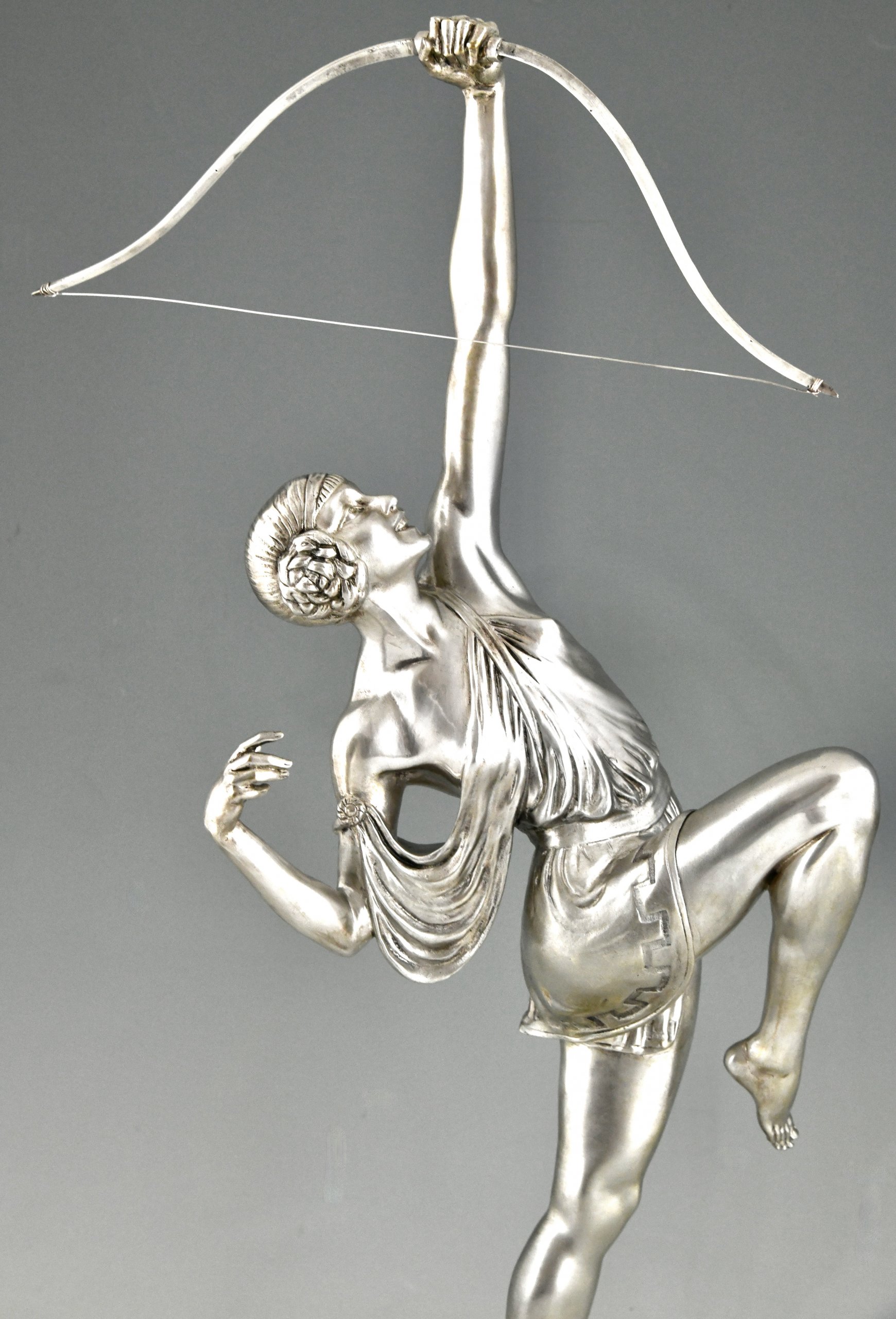 Art Deco Bronze Skulptur versilbert Diana mit Bogen