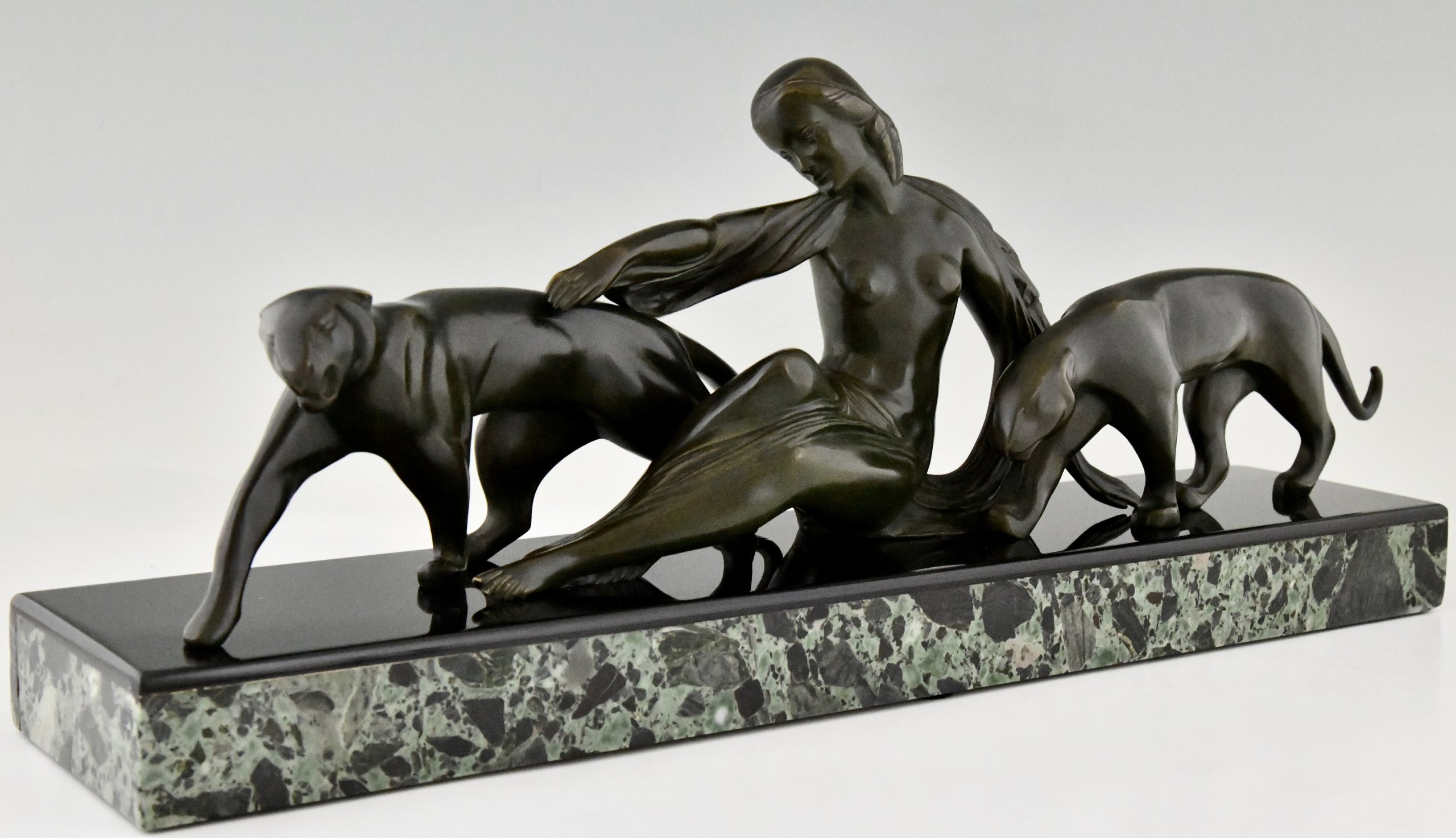 Sculpture Art Deco en bronze femme aux panthères