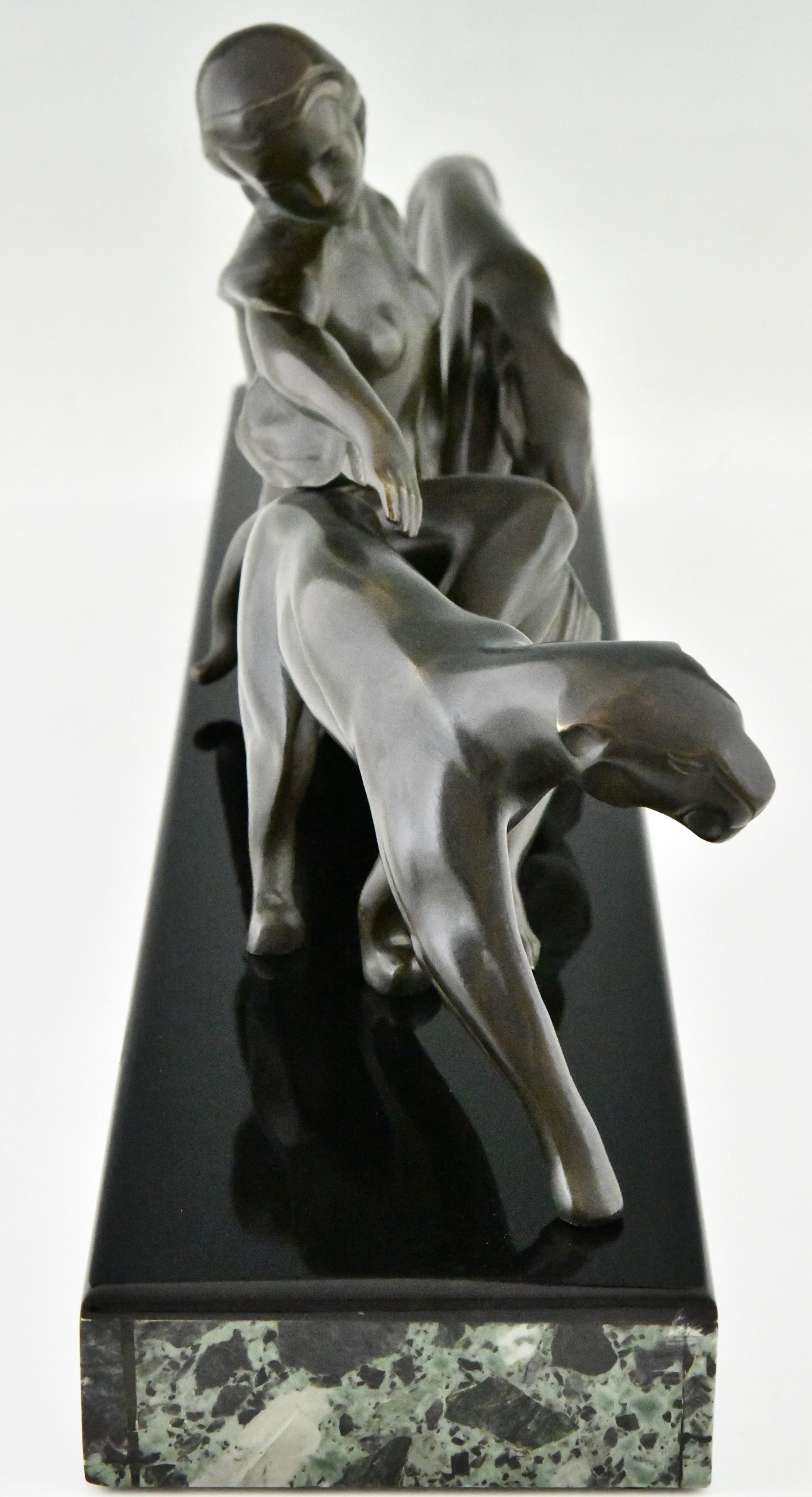 Sculpture Art Deco en bronze femme aux panthères