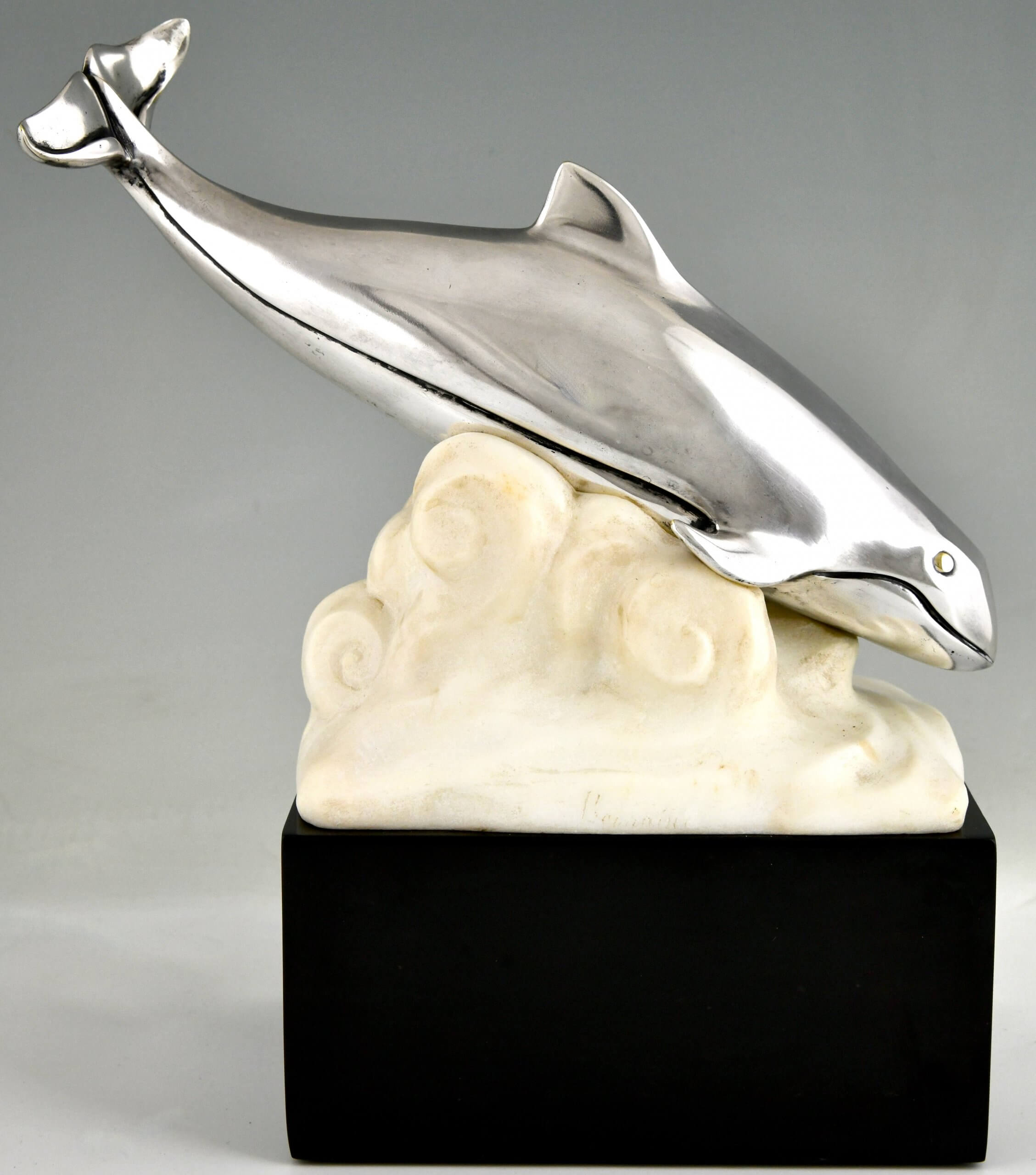 Art Déco Bronzeskulptur Wal in den Wellen