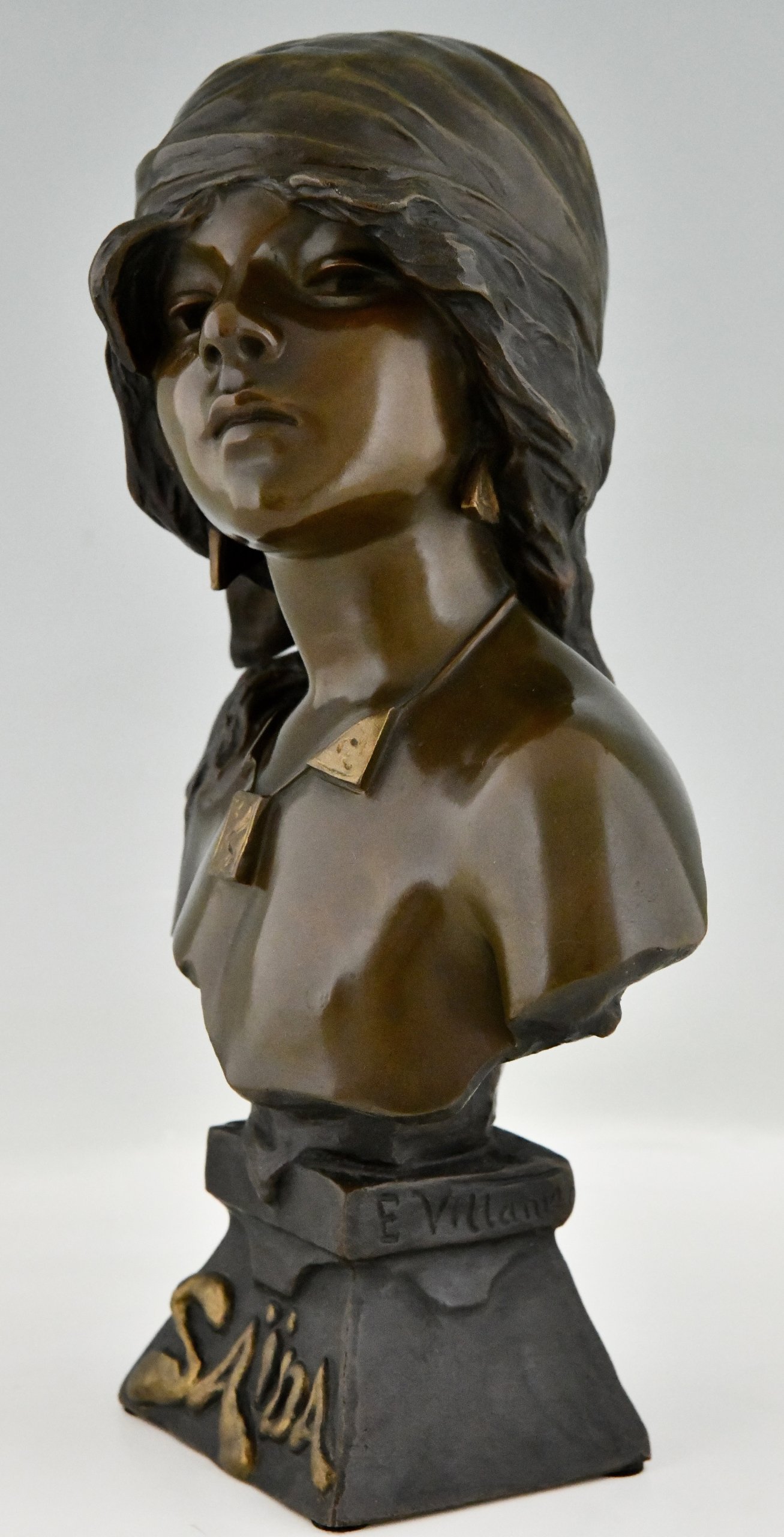 Art Nouveau bronzen buste van een meisje Saïda