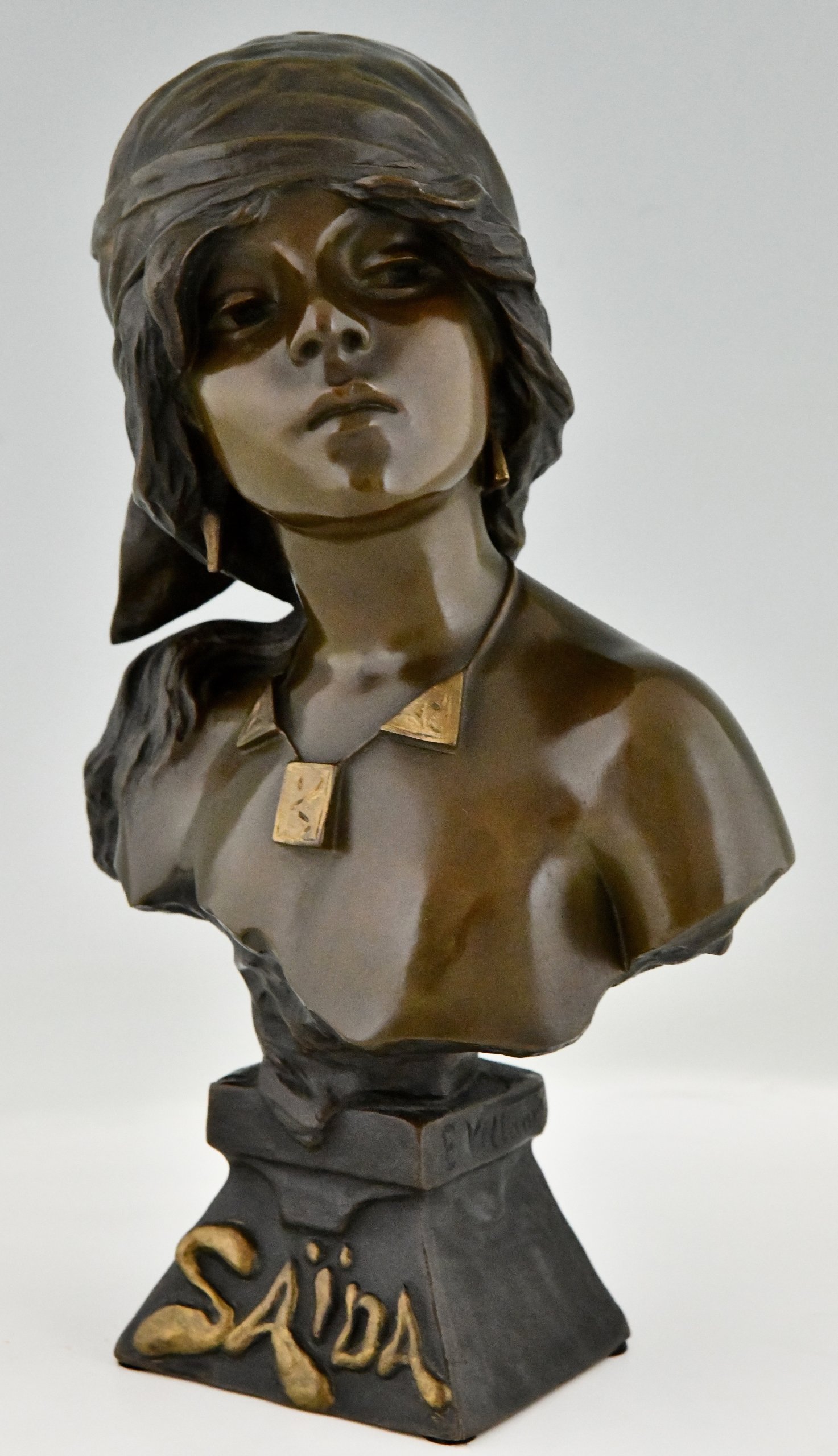 Art Nouveau bronzen buste van een meisje Saïda