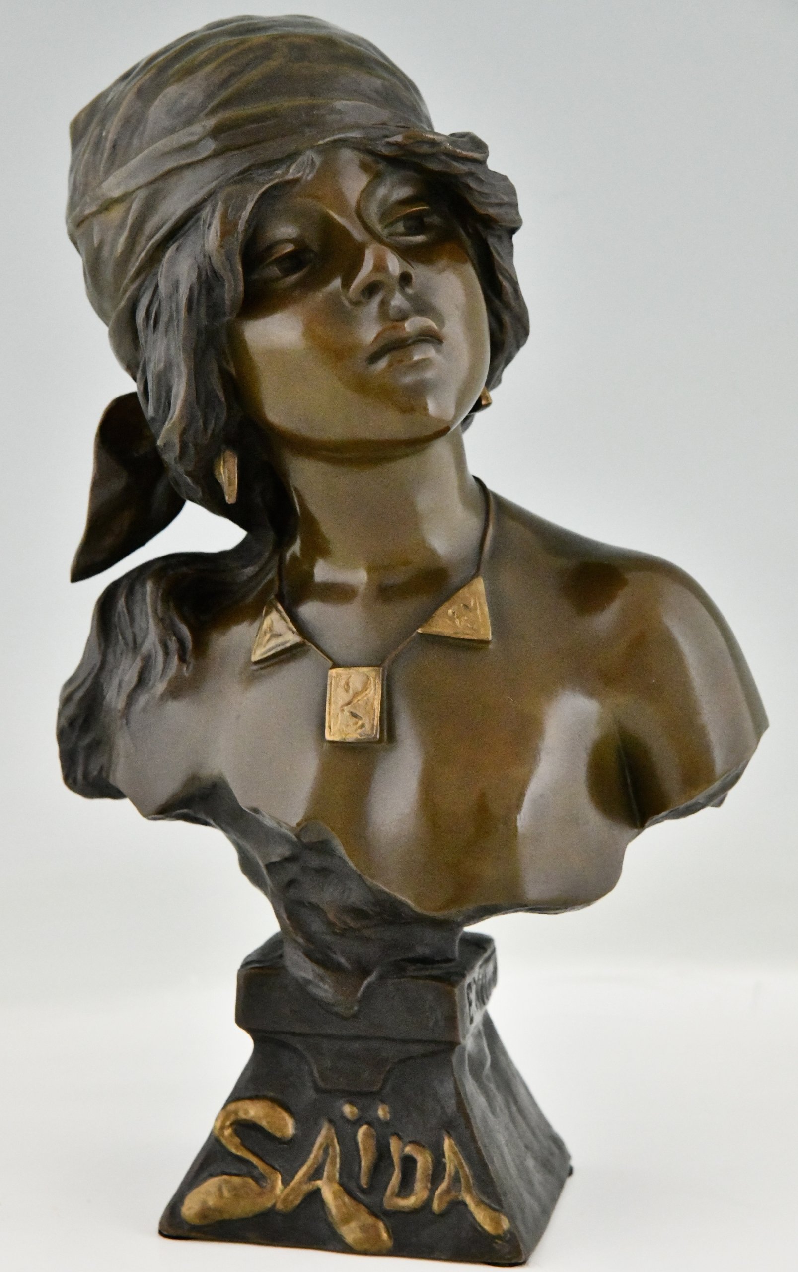 Buste Art Nouveau en bronze d’une jeune fille Saïda
