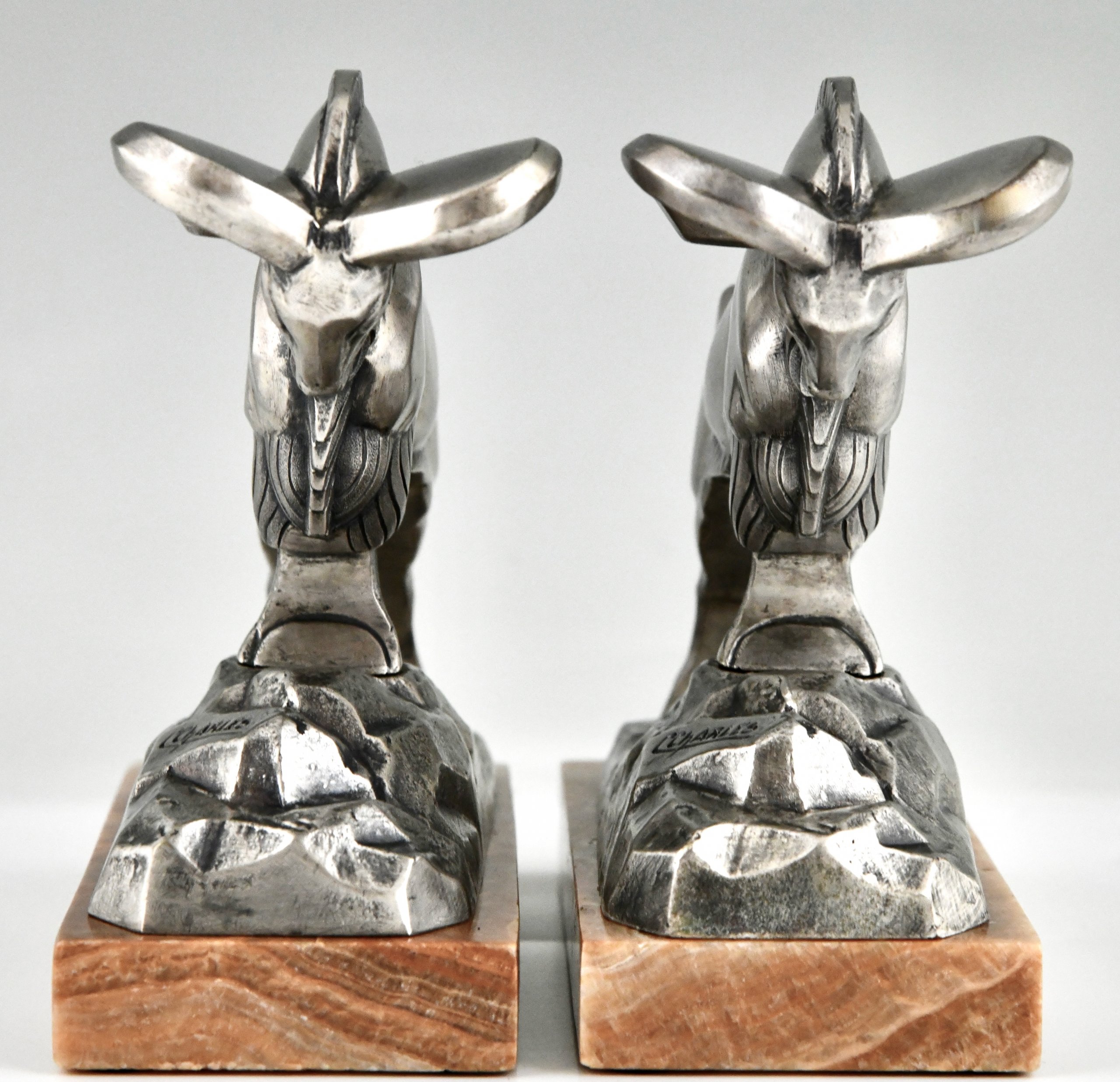 Art Déco Buchstützen aus versilberter Bronze mit Steinböcken