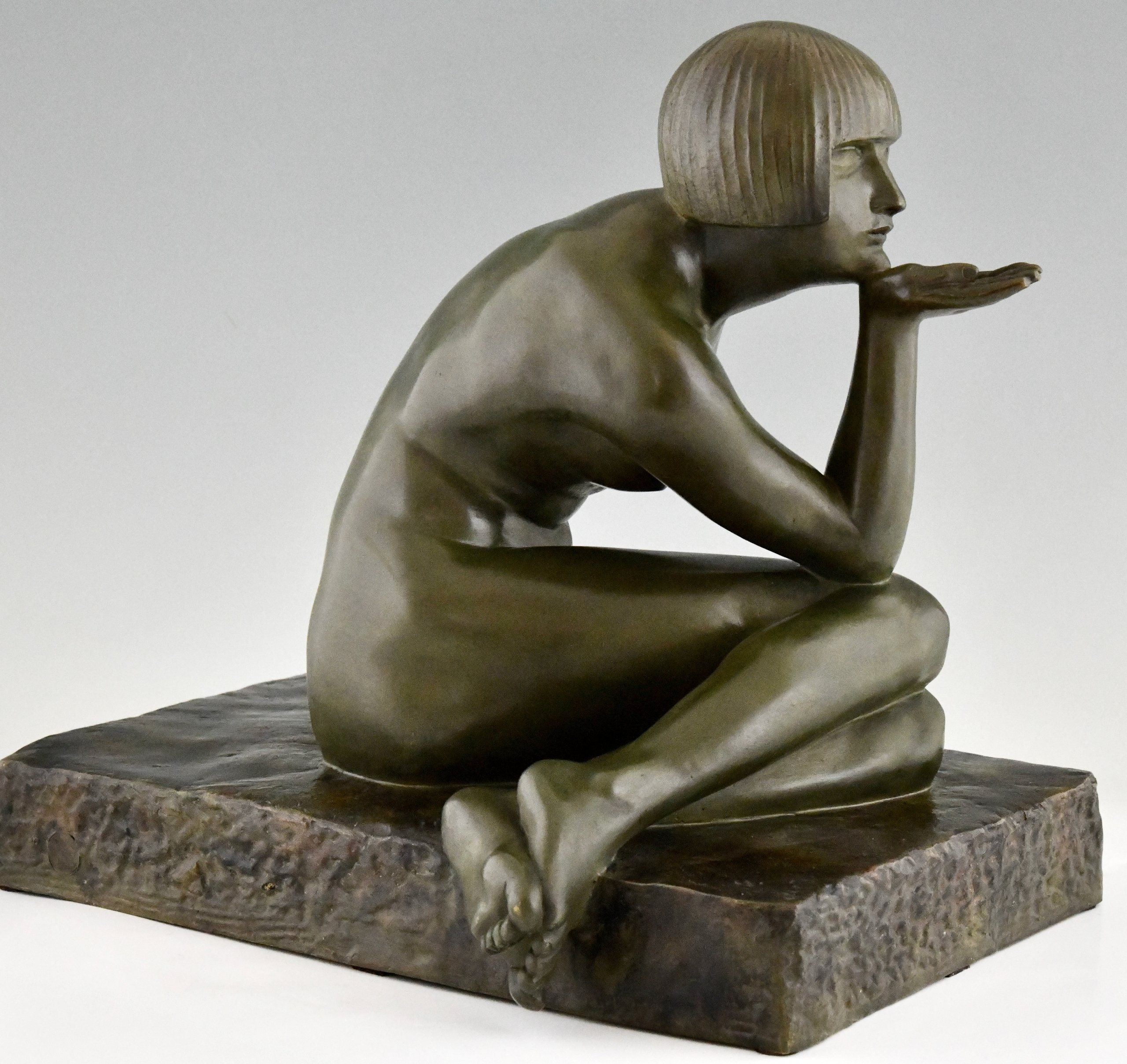 Enigma Sculpture Art Deco en bronze nu assis
