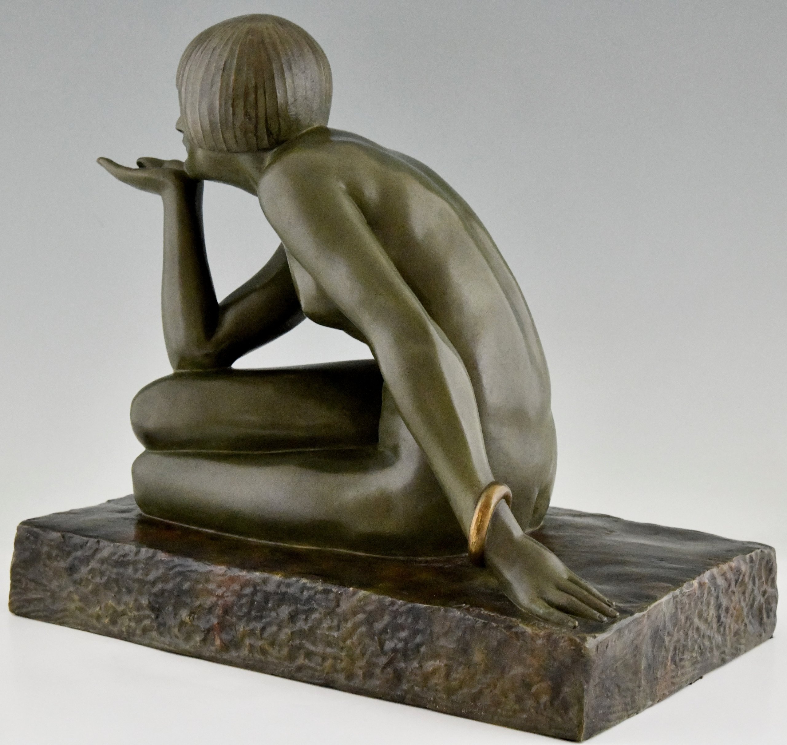 Enigma Sculpture Art Deco en bronze nu assis