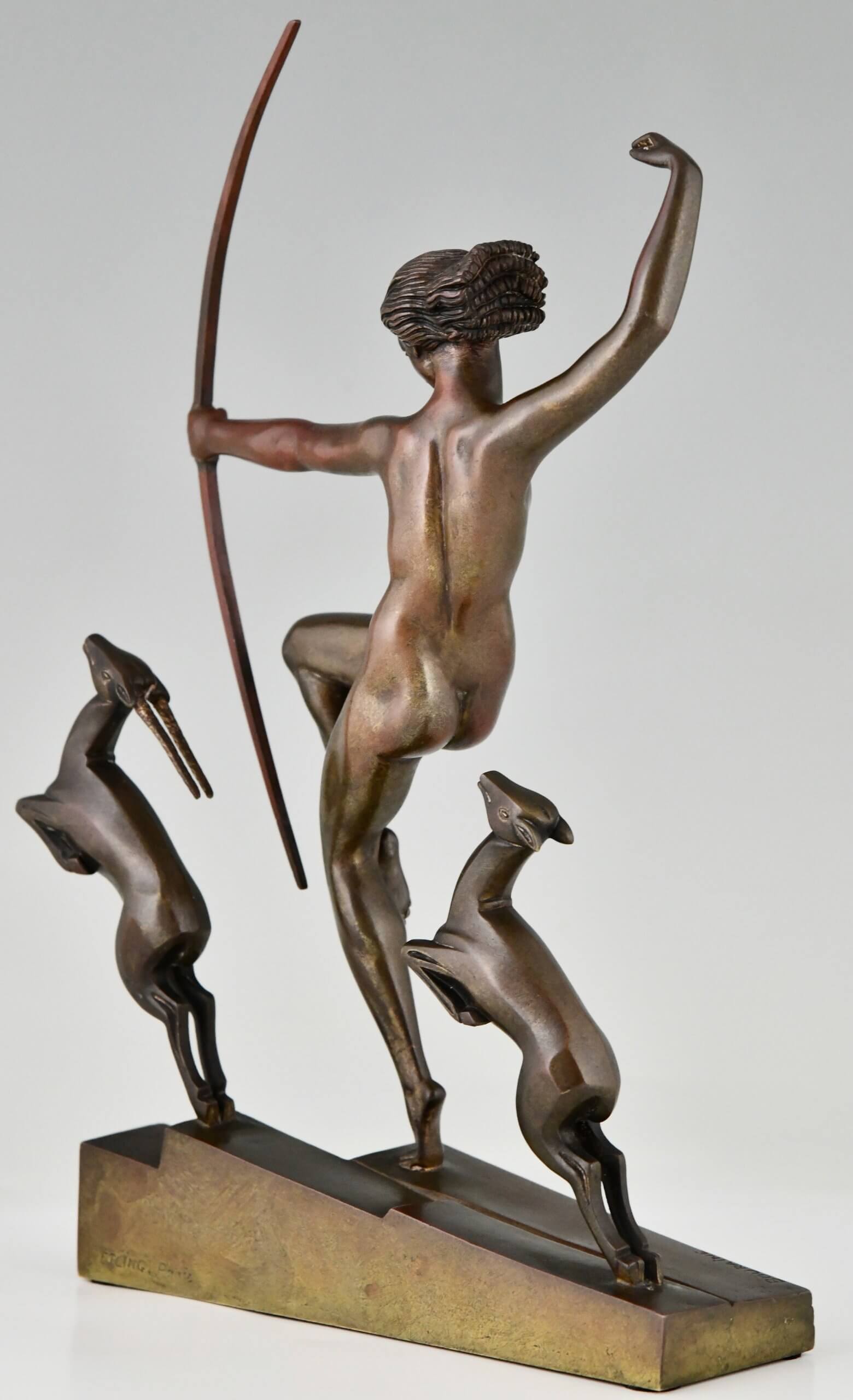 Art Deco bronzen sculptuur Diana met reeën