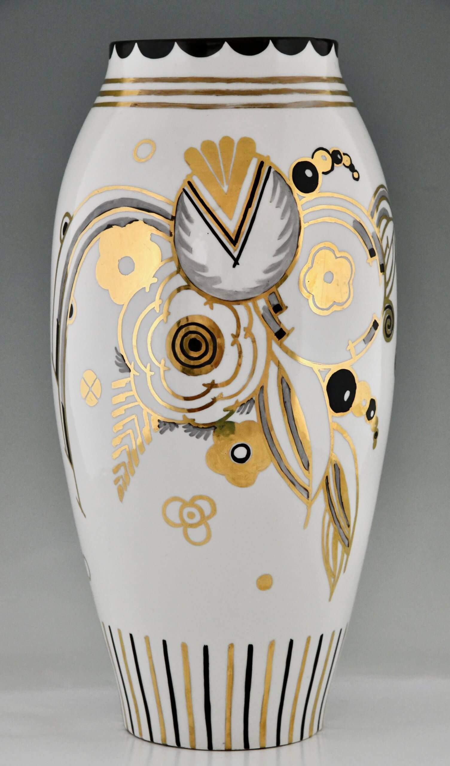 Art Deco Vase aus Porzellan mit Blumen
